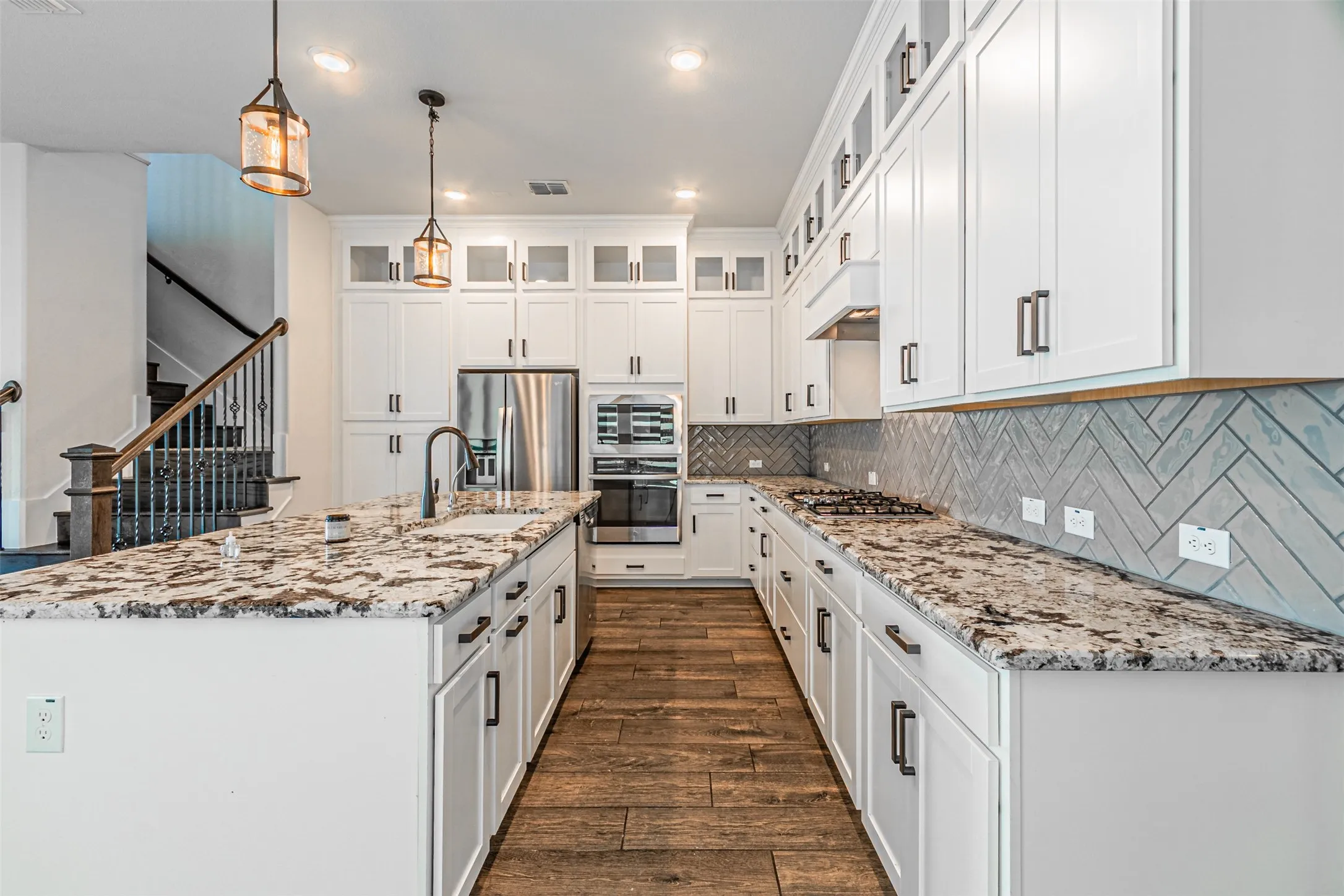 Single Family Residence For Sale in Kaufman County , 18140 Lakefront Court, Forney, Texas 75126, 4 Bedroom, 5 Bathroom, 2 Garage spaces, 3,286 Sqft, built in 2020, mls#21309629, Real Estate Agent in Forney, Homes For Sale in Kaufman county, Homes For Sale in Forney, Realtor in Forney Texas, Real Estate Brokerage Independent Realty Texas, Luminita Cordes Realtor
