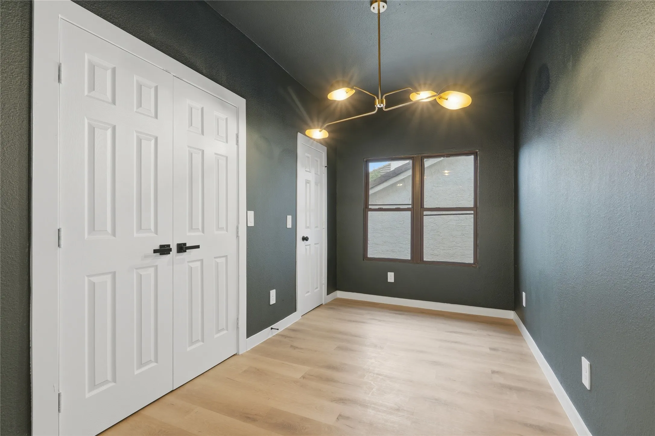 Single Family Residence For Sale in Dallas County , 17118 Planters Row, Addison, Texas 75001, 3 Bedroom, 2 Bathroom, 2 Garage spaces, 1,530 Sqft, built in 1983, mls#21309082, Real Estate Agent in Addison, Homes For Sale in Dallas county, Homes For Sale in Addison, Realtor in Addison Texas, Real Estate Brokerage Independent Realty Texas, Luminita Cordes Realtor