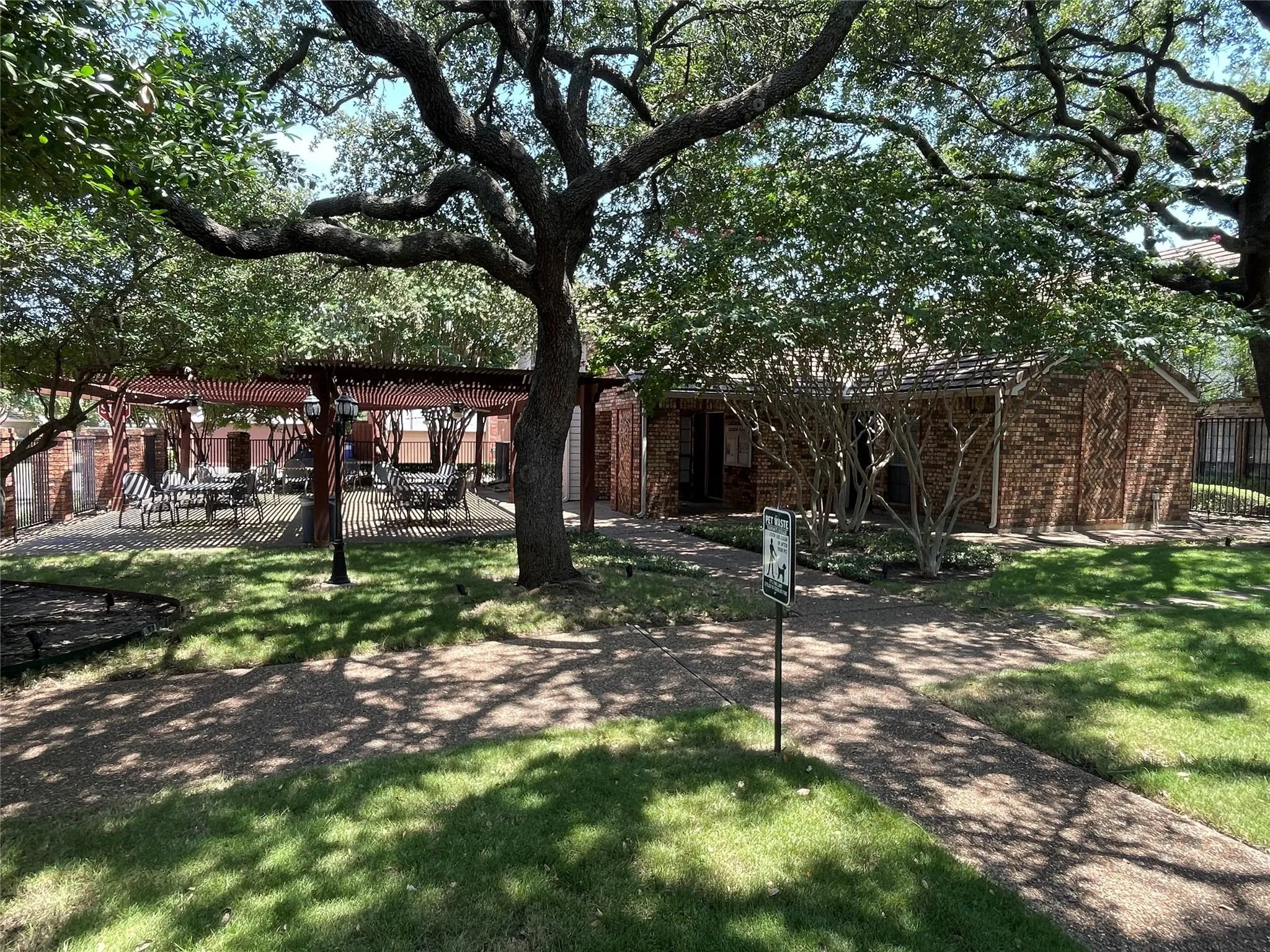 Single Family Residence For Sale in Dallas County , 17118 Planters Row, Addison, Texas 75001, 3 Bedroom, 2 Bathroom, 2 Garage spaces, 1,530 Sqft, built in 1983, mls#21309082, Real Estate Agent in Addison, Homes For Sale in Dallas county, Homes For Sale in Addison, Realtor in Addison Texas, Real Estate Brokerage Independent Realty Texas, Luminita Cordes Realtor