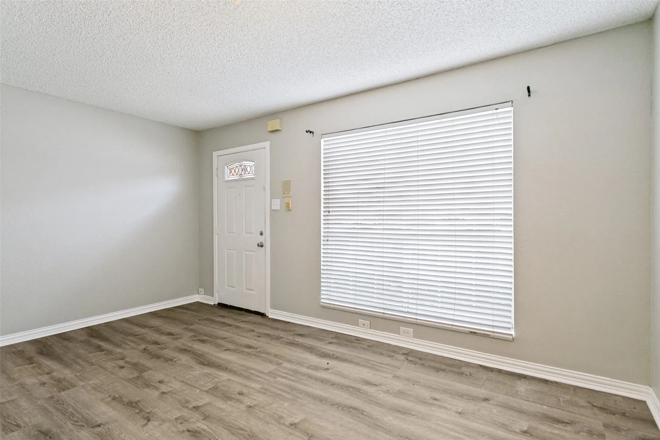 Condominium For Sale in Collin County , 2400 Jupiter Road I 2, Plano, Texas 75074, 3 Bedroom, 2 Bathroom, Garage spaces, 990 Sqft, built in 1985, mls#21288005, Real Estate Agent in Plano, Homes For Sale in Collin county, Homes For Sale in Plano, Realtor in Plano Texas, Real Estate Brokerage Independent Realty Texas, Luminita Cordes Realtor