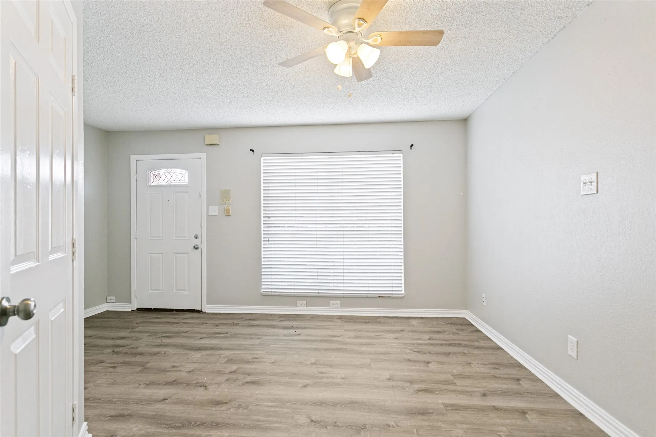 Condominium For Sale in Collin County , 2400 Jupiter Road I 2, Plano, Texas 75074, 3 Bedroom, 2 Bathroom, Garage spaces, 990 Sqft, built in 1985, mls#21288005, Real Estate Agent in Plano, Homes For Sale in Collin county, Homes For Sale in Plano, Realtor in Plano Texas, Real Estate Brokerage Independent Realty Texas, Luminita Cordes Realtor