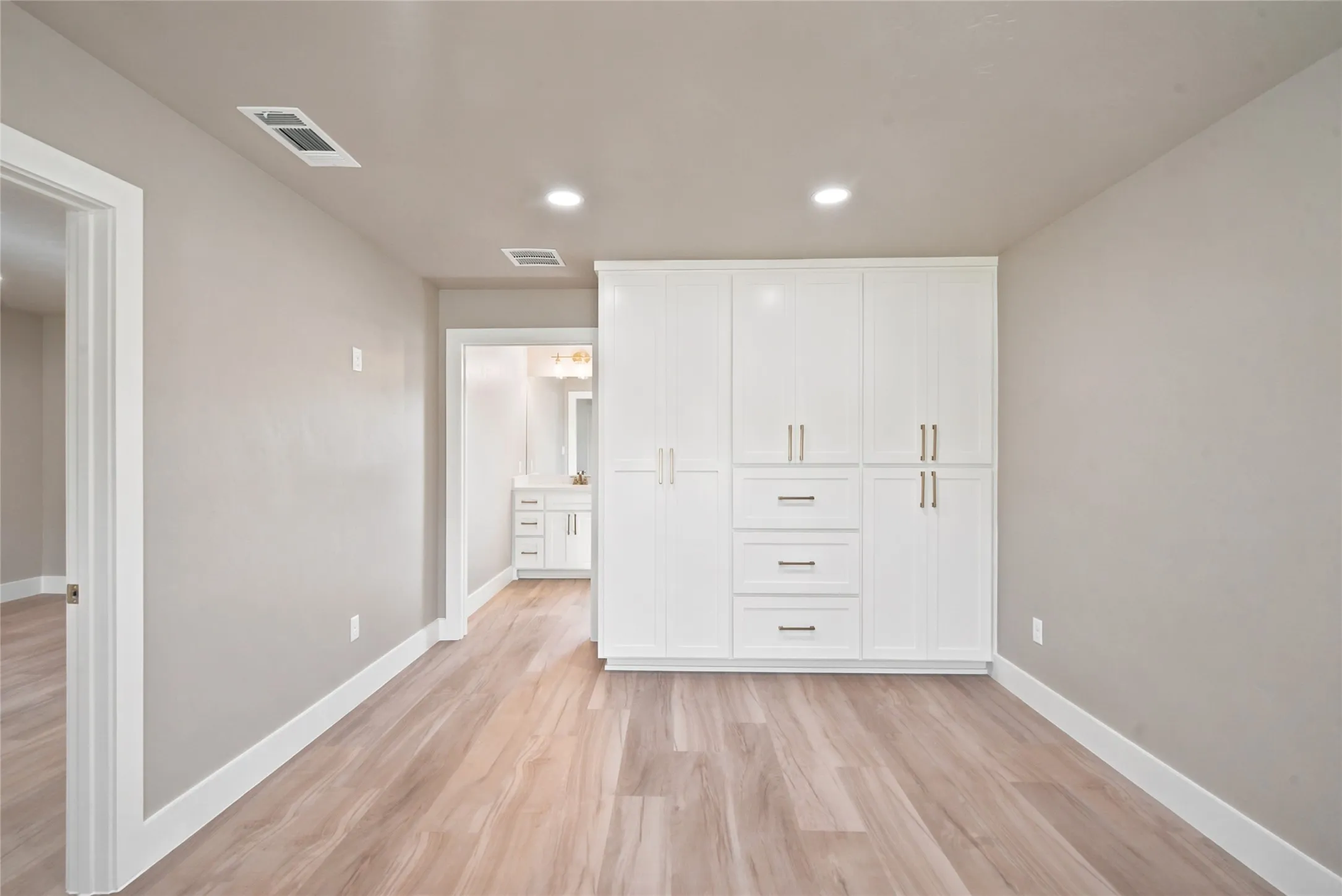 Single Family Residence For Sale in Erath County , 1459 Darren Drive, Stephenville, Texas 76401, 5 Bedroom, 6 Bathroom, 3 Garage spaces, 4,114 Sqft, built in 1981, mls#21306820, Real Estate Agent in Stephenville, Homes For Sale in Erath county, Homes For Sale in Stephenville, Realtor in Stephenville Texas, Real Estate Brokerage Independent Realty Texas, Luminita Cordes Realtor