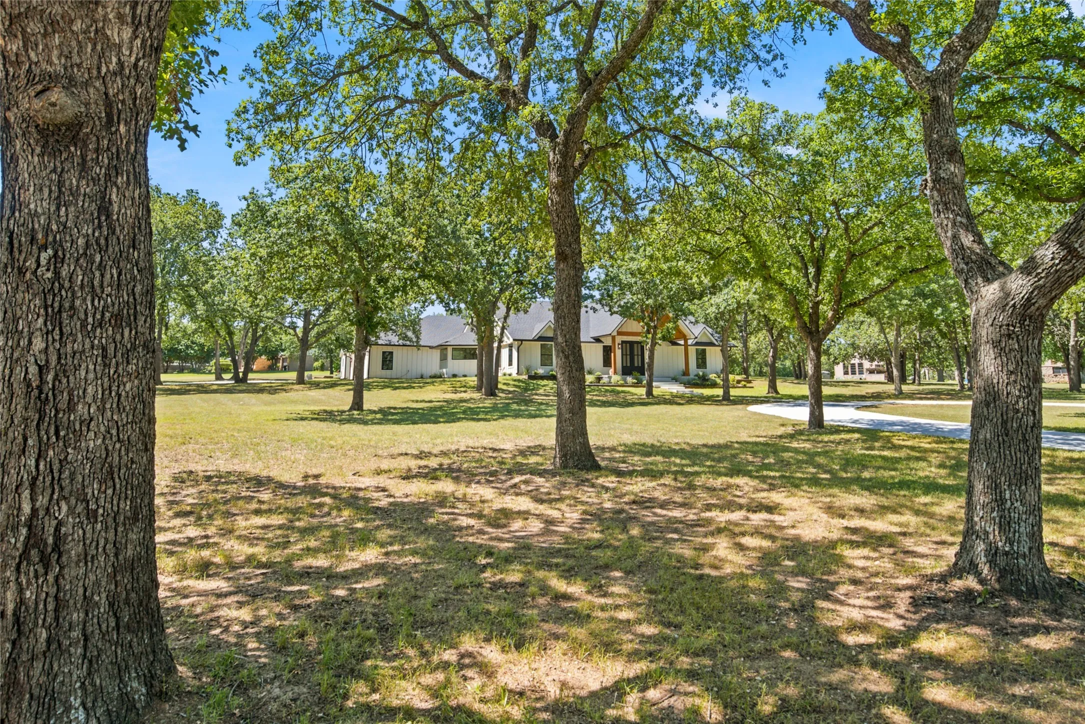 Single Family Residence For Sale in Erath County , 1459 Darren Drive, Stephenville, Texas 76401, 5 Bedroom, 6 Bathroom, 3 Garage spaces, 4,114 Sqft, built in 1981, mls#21306820, Real Estate Agent in Stephenville, Homes For Sale in Erath county, Homes For Sale in Stephenville, Realtor in Stephenville Texas, Real Estate Brokerage Independent Realty Texas, Luminita Cordes Realtor