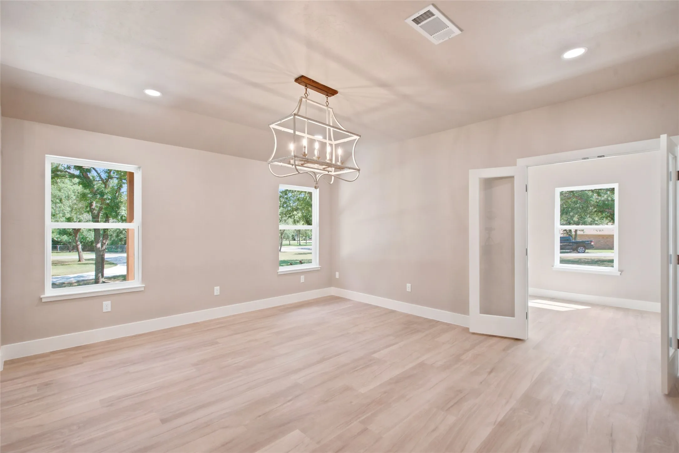Single Family Residence For Sale in Erath County , 1459 Darren Drive, Stephenville, Texas 76401, 5 Bedroom, 6 Bathroom, 3 Garage spaces, 4,114 Sqft, built in 1981, mls#21306820, Real Estate Agent in Stephenville, Homes For Sale in Erath county, Homes For Sale in Stephenville, Realtor in Stephenville Texas, Real Estate Brokerage Independent Realty Texas, Luminita Cordes Realtor