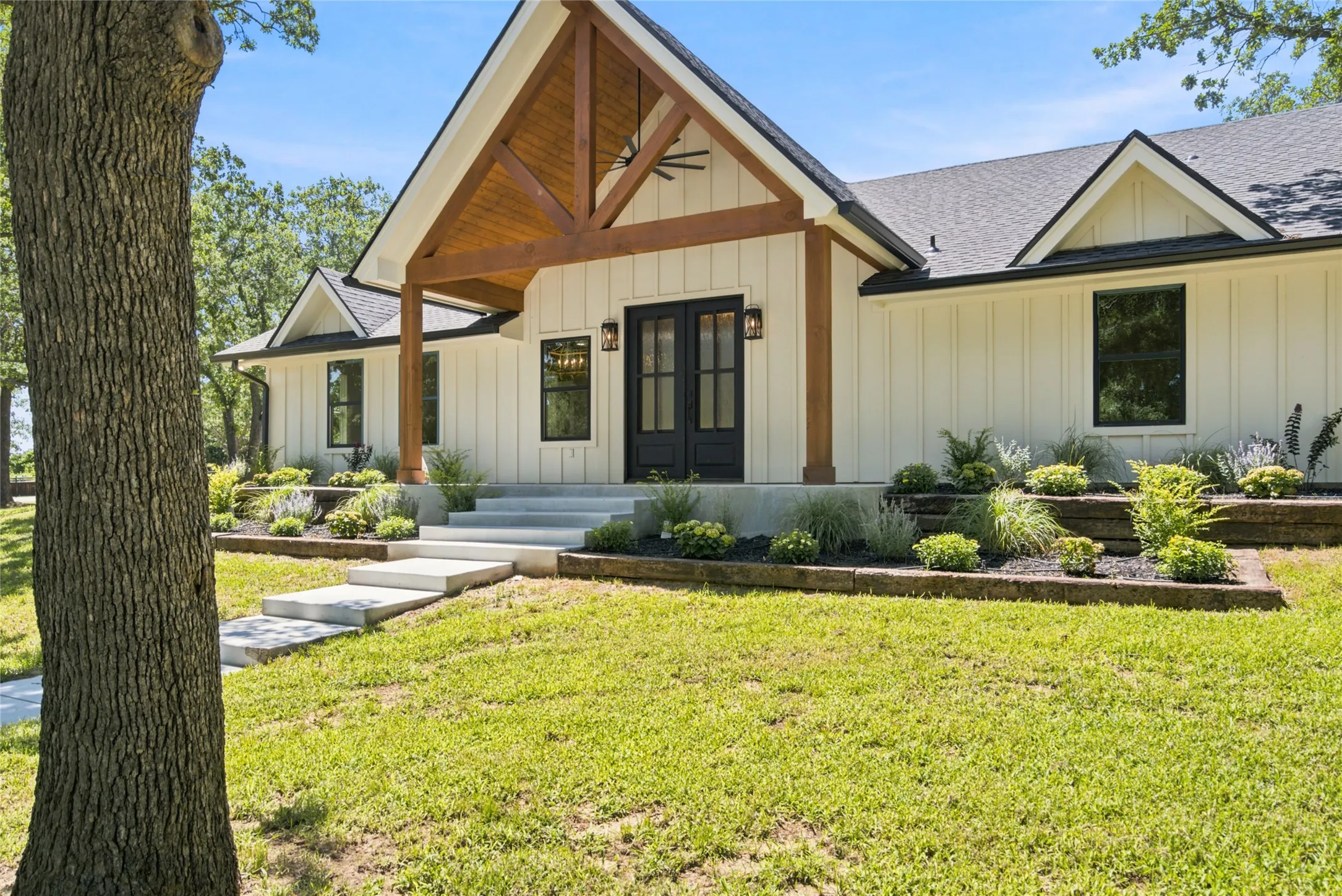 Single Family Residence For Sale in Erath County , 1459 Darren Drive, Stephenville, Texas 76401, 5 Bedroom, 6 Bathroom, 3 Garage spaces, 4,114 Sqft, built in 1981, mls#21306820, Real Estate Agent in Stephenville, Homes For Sale in Erath county, Homes For Sale in Stephenville, Realtor in Stephenville Texas, Real Estate Brokerage Independent Realty Texas, Luminita Cordes Realtor