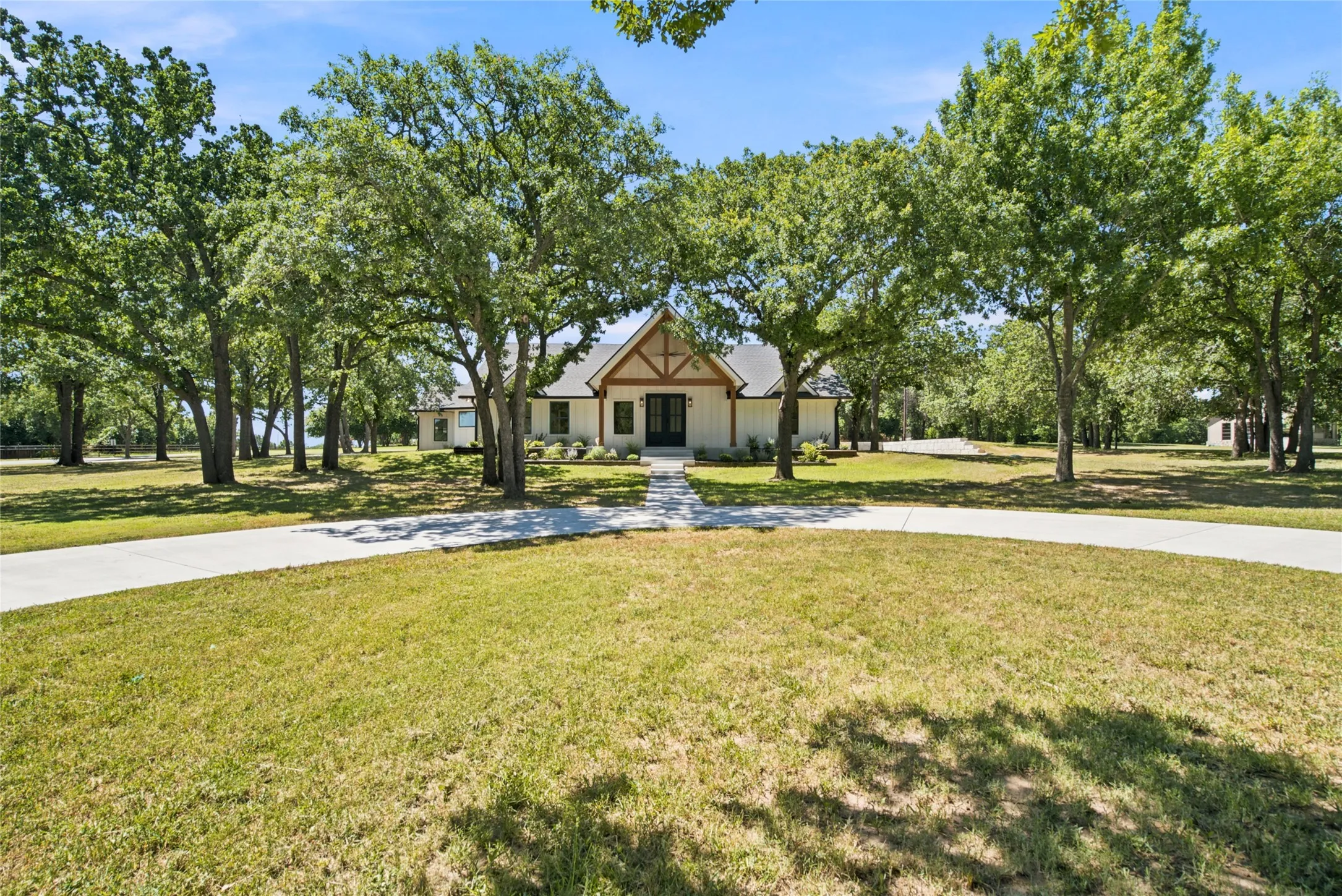 Single Family Residence For Sale in Erath County , 1459 Darren Drive, Stephenville, Texas 76401, 5 Bedroom, 6 Bathroom, 3 Garage spaces, 4,114 Sqft, built in 1981, mls#21306820, Real Estate Agent in Stephenville, Homes For Sale in Erath county, Homes For Sale in Stephenville, Realtor in Stephenville Texas, Real Estate Brokerage Independent Realty Texas, Luminita Cordes Realtor
