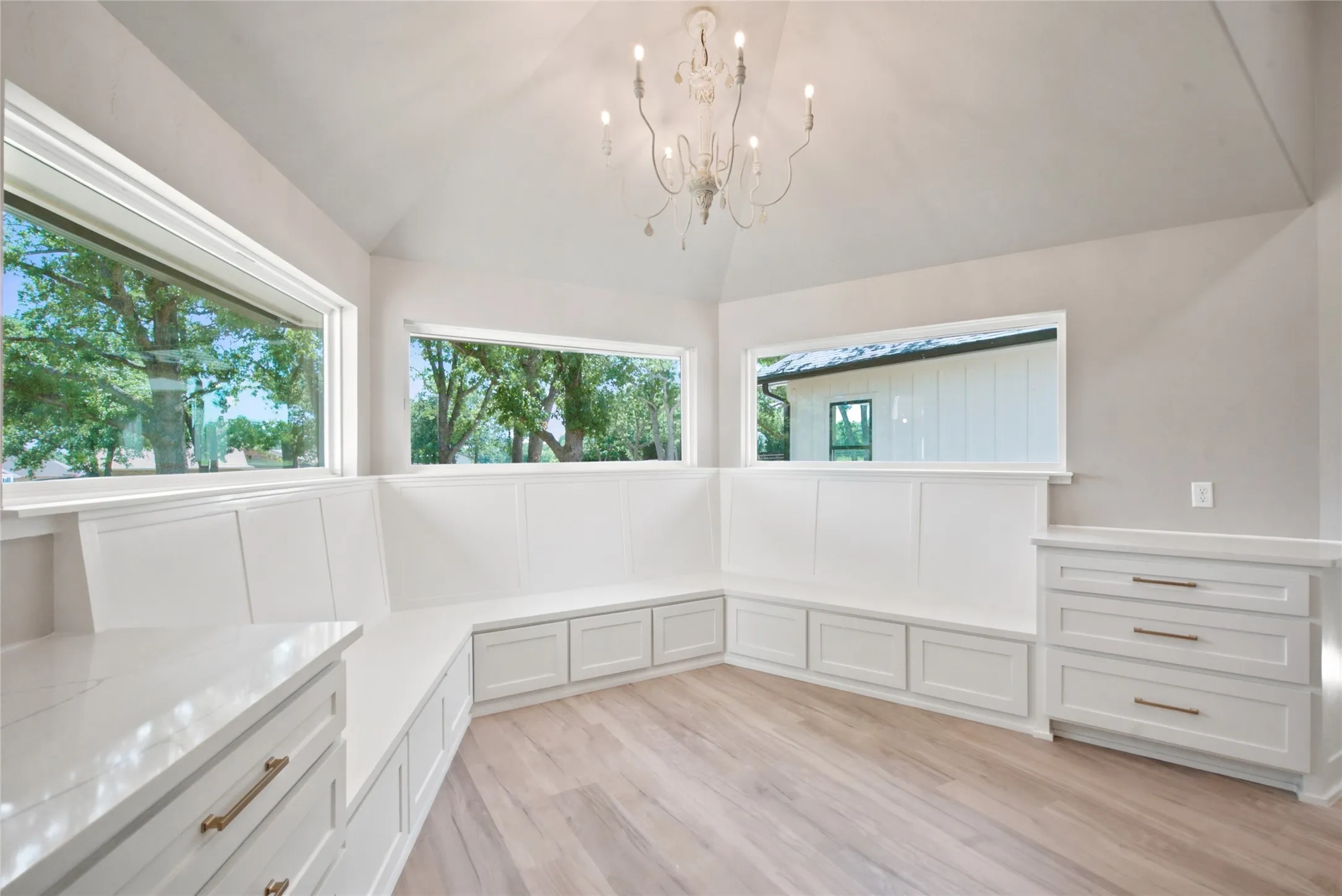Single Family Residence For Sale in Erath County , 1459 Darren Drive, Stephenville, Texas 76401, 5 Bedroom, 6 Bathroom, 3 Garage spaces, 4,114 Sqft, built in 1981, mls#21306820, Real Estate Agent in Stephenville, Homes For Sale in Erath county, Homes For Sale in Stephenville, Realtor in Stephenville Texas, Real Estate Brokerage Independent Realty Texas, Luminita Cordes Realtor