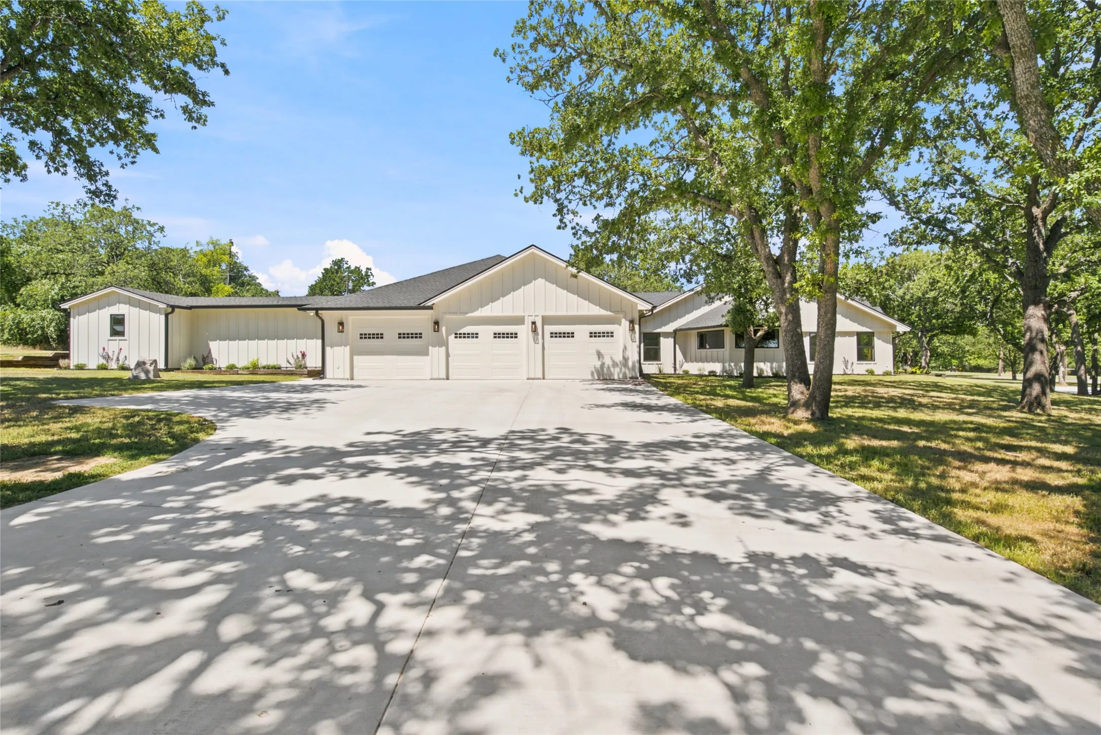 Single Family Residence For Sale in Erath County , 1459 Darren Drive, Stephenville, Texas 76401, 5 Bedroom, 6 Bathroom, 3 Garage spaces, 4,114 Sqft, built in 1981, mls#21306820, Real Estate Agent in Stephenville, Homes For Sale in Erath county, Homes For Sale in Stephenville, Realtor in Stephenville Texas, Real Estate Brokerage Independent Realty Texas, Luminita Cordes Realtor