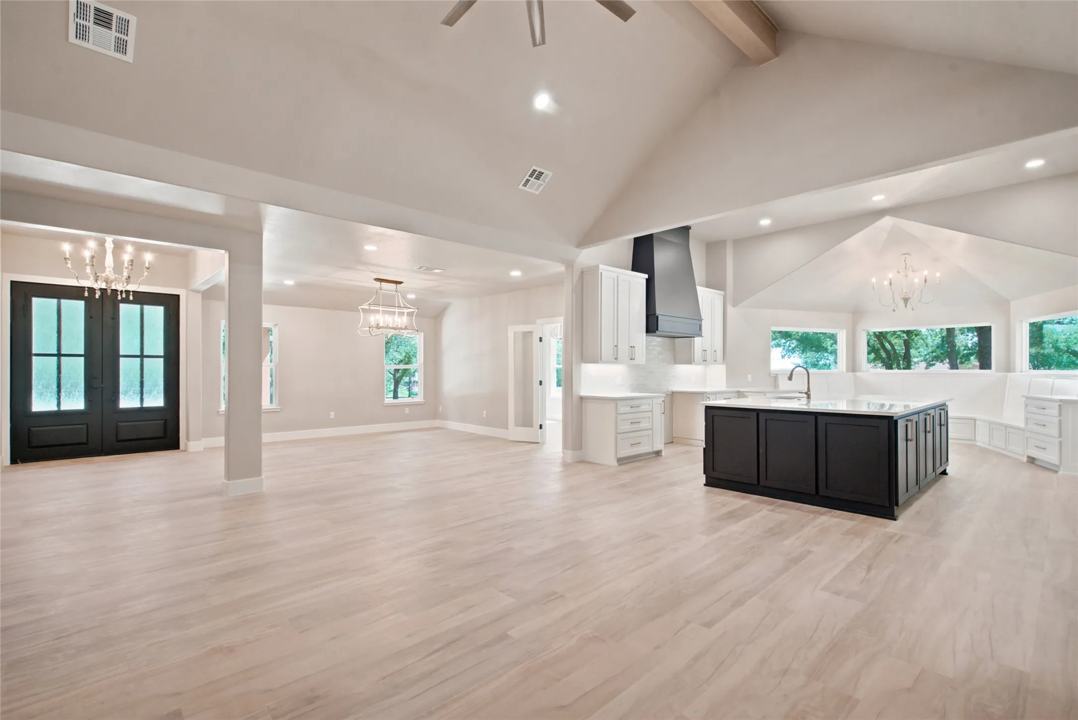Single Family Residence For Sale in Erath County , 1459 Darren Drive, Stephenville, Texas 76401, 5 Bedroom, 6 Bathroom, 3 Garage spaces, 4,114 Sqft, built in 1981, mls#21306820, Real Estate Agent in Stephenville, Homes For Sale in Erath county, Homes For Sale in Stephenville, Realtor in Stephenville Texas, Real Estate Brokerage Independent Realty Texas, Luminita Cordes Realtor