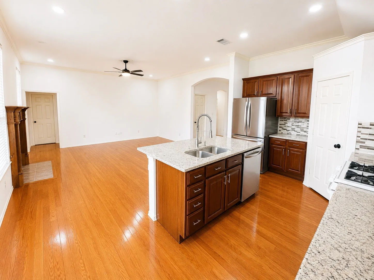 Single Family Residence For Sale in Collin County , 428 Hickory Drive, Murphy, Texas 75094, 4 Bedroom, 2 Bathroom, 2 Garage spaces, 2,071 Sqft, built in 2001, mls#21309653, Real Estate Agent in Murphy, Homes For Sale in Collin county, Homes For Sale in Murphy, Realtor in Murphy Texas, Real Estate Brokerage Independent Realty Texas, Luminita Cordes Realtor