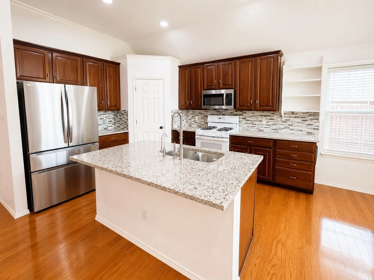 Single Family Residence For Sale in Collin County , 428 Hickory Drive, Murphy, Texas 75094, 4 Bedroom, 2 Bathroom, 2 Garage spaces, 2,071 Sqft, built in 2001, mls#21309653, Real Estate Agent in Murphy, Homes For Sale in Collin county, Homes For Sale in Murphy, Realtor in Murphy Texas, Real Estate Brokerage Independent Realty Texas, Luminita Cordes Realtor