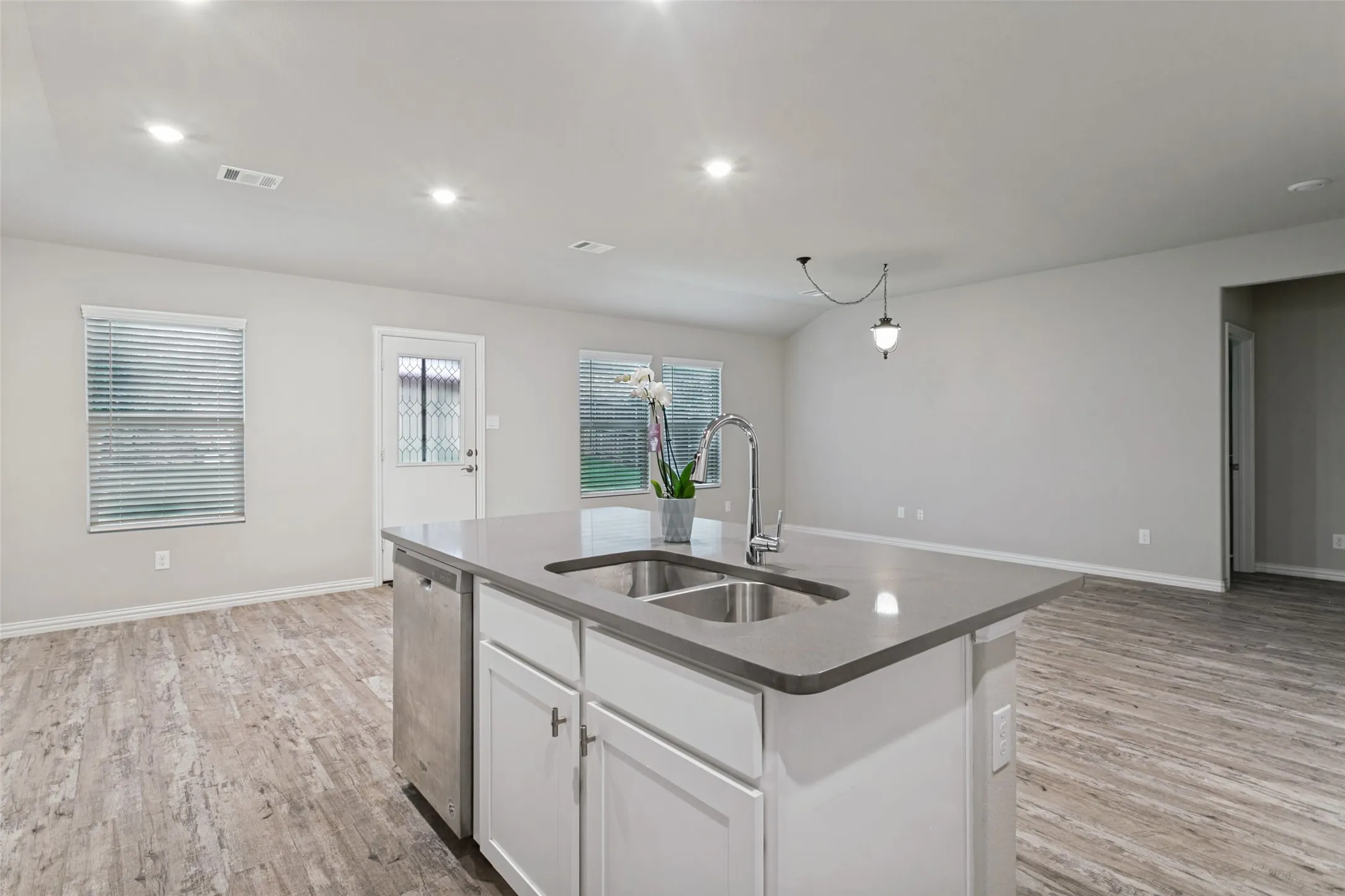 Single Family Residence For Sale in Tarrant County , 5508 Baker Creek Road, Fort Worth, Texas 76126, 3 Bedroom, 2 Bathroom, 2 Garage spaces, 1,689 Sqft, built in 2020, mls#21309507, Real Estate Agent in Fort Worth, Homes For Sale in Tarrant county, Homes For Sale in Fort Worth, Realtor in Fort Worth Texas, Real Estate Brokerage Independent Realty Texas, Luminita Cordes Realtor