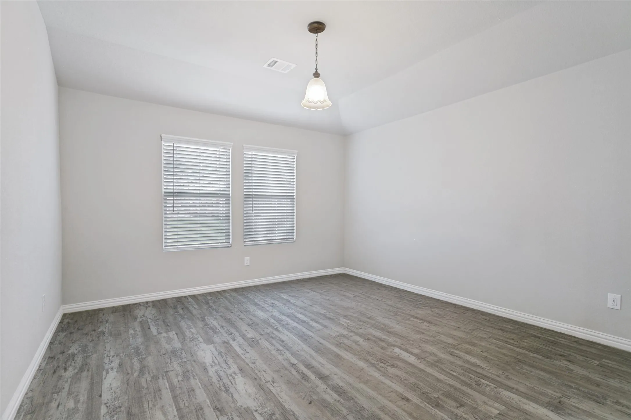 Single Family Residence For Sale in Tarrant County , 5508 Baker Creek Road, Fort Worth, Texas 76126, 3 Bedroom, 2 Bathroom, 2 Garage spaces, 1,689 Sqft, built in 2020, mls#21309507, Real Estate Agent in Fort Worth, Homes For Sale in Tarrant county, Homes For Sale in Fort Worth, Realtor in Fort Worth Texas, Real Estate Brokerage Independent Realty Texas, Luminita Cordes Realtor