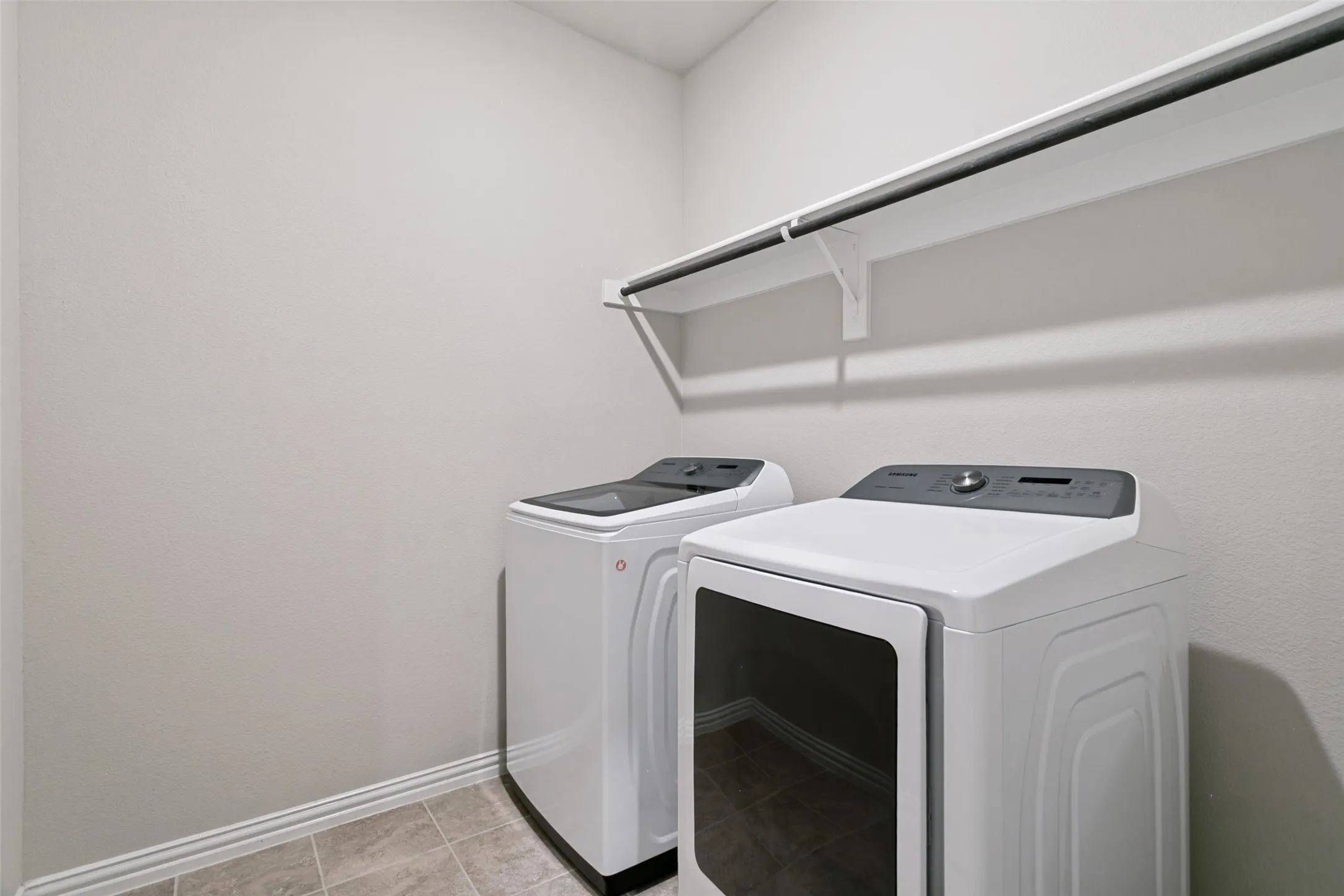 Single Family Residence For Sale in Tarrant County , 5508 Baker Creek Road, Fort Worth, Texas 76126, 3 Bedroom, 2 Bathroom, 2 Garage spaces, 1,689 Sqft, built in 2020, mls#21309507, Real Estate Agent in Fort Worth, Homes For Sale in Tarrant county, Homes For Sale in Fort Worth, Realtor in Fort Worth Texas, Real Estate Brokerage Independent Realty Texas, Luminita Cordes Realtor