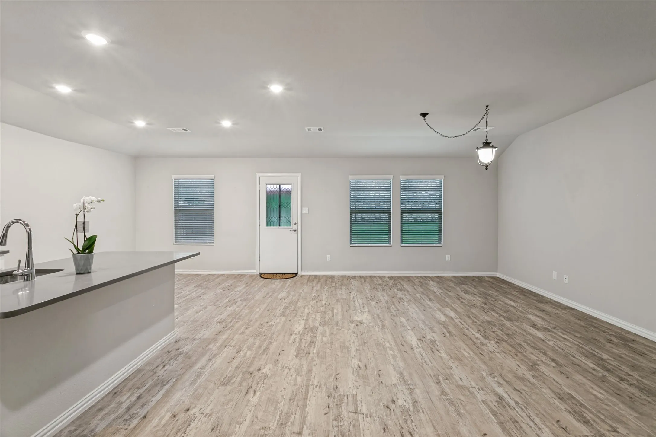 Single Family Residence For Sale in Tarrant County , 5508 Baker Creek Road, Fort Worth, Texas 76126, 3 Bedroom, 2 Bathroom, 2 Garage spaces, 1,689 Sqft, built in 2020, mls#21309507, Real Estate Agent in Fort Worth, Homes For Sale in Tarrant county, Homes For Sale in Fort Worth, Realtor in Fort Worth Texas, Real Estate Brokerage Independent Realty Texas, Luminita Cordes Realtor