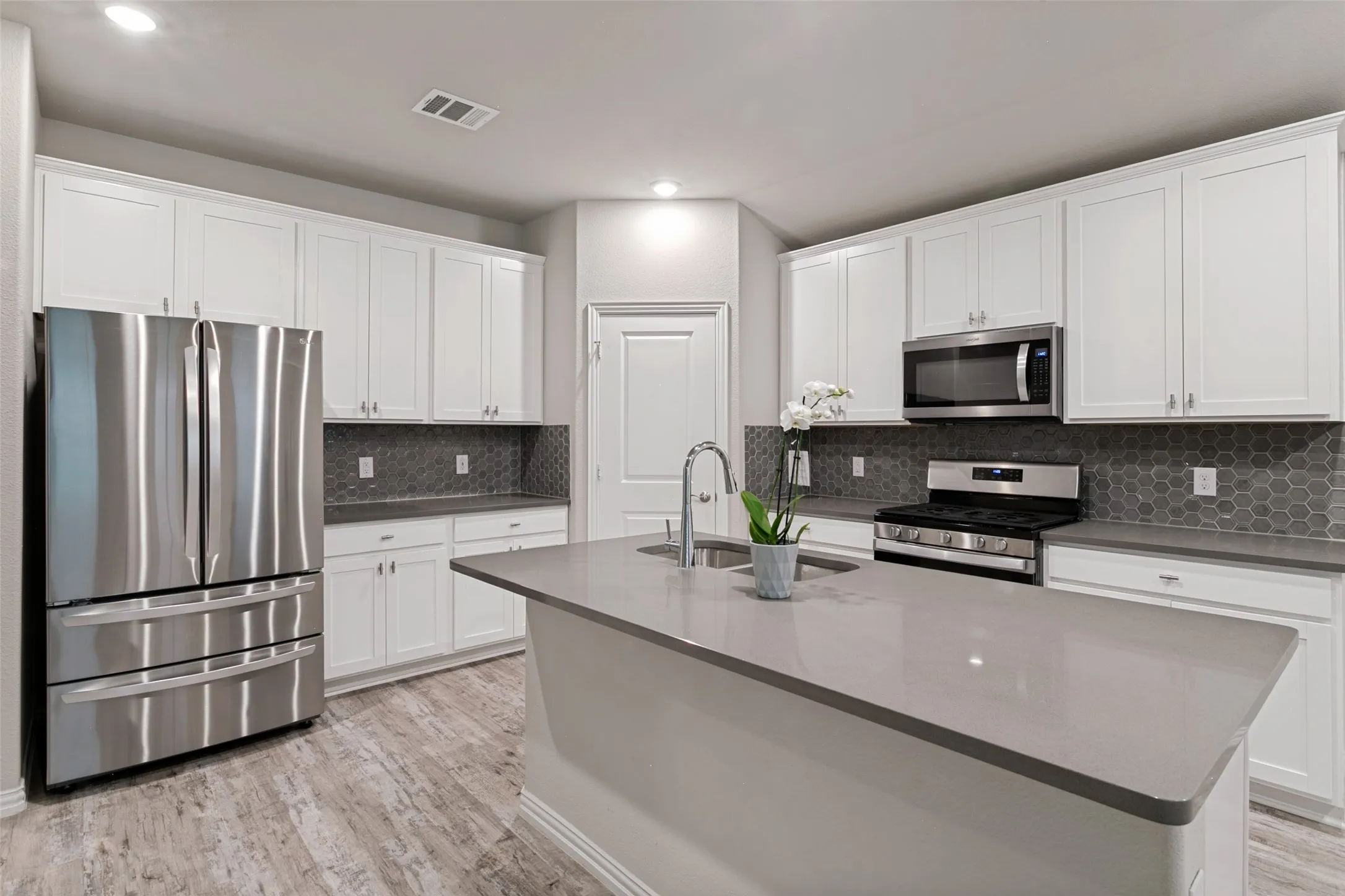 Single Family Residence For Sale in Tarrant County , 5508 Baker Creek Road, Fort Worth, Texas 76126, 3 Bedroom, 2 Bathroom, 2 Garage spaces, 1,689 Sqft, built in 2020, mls#21309507, Real Estate Agent in Fort Worth, Homes For Sale in Tarrant county, Homes For Sale in Fort Worth, Realtor in Fort Worth Texas, Real Estate Brokerage Independent Realty Texas, Luminita Cordes Realtor