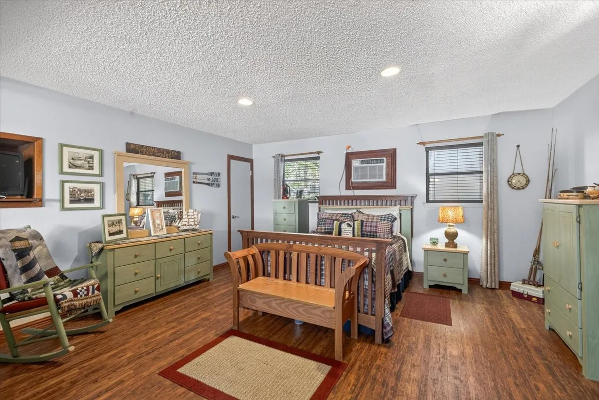 There is plenty of room in this flex space. Closet behind the door.