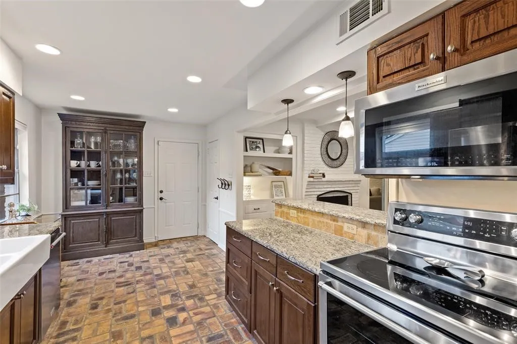 Single Family Residence For Sale in Dallas County , 3625 Ingleside Drive, Dallas, Texas 75229, 3 Bedroom, 2 Bathroom, 2 Garage spaces, 1,699 Sqft, built in 1958, mls#21305856, Real Estate Agent in Dallas, Homes For Sale in Dallas county, Homes For Sale in Dallas, Realtor in Dallas Texas, Real Estate Brokerage Independent Realty Texas, Luminita Cordes Realtor