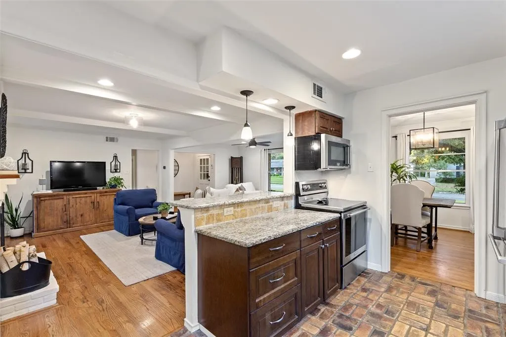 Single Family Residence For Sale in Dallas County , 3625 Ingleside Drive, Dallas, Texas 75229, 3 Bedroom, 2 Bathroom, 2 Garage spaces, 1,699 Sqft, built in 1958, mls#21305856, Real Estate Agent in Dallas, Homes For Sale in Dallas county, Homes For Sale in Dallas, Realtor in Dallas Texas, Real Estate Brokerage Independent Realty Texas, Luminita Cordes Realtor