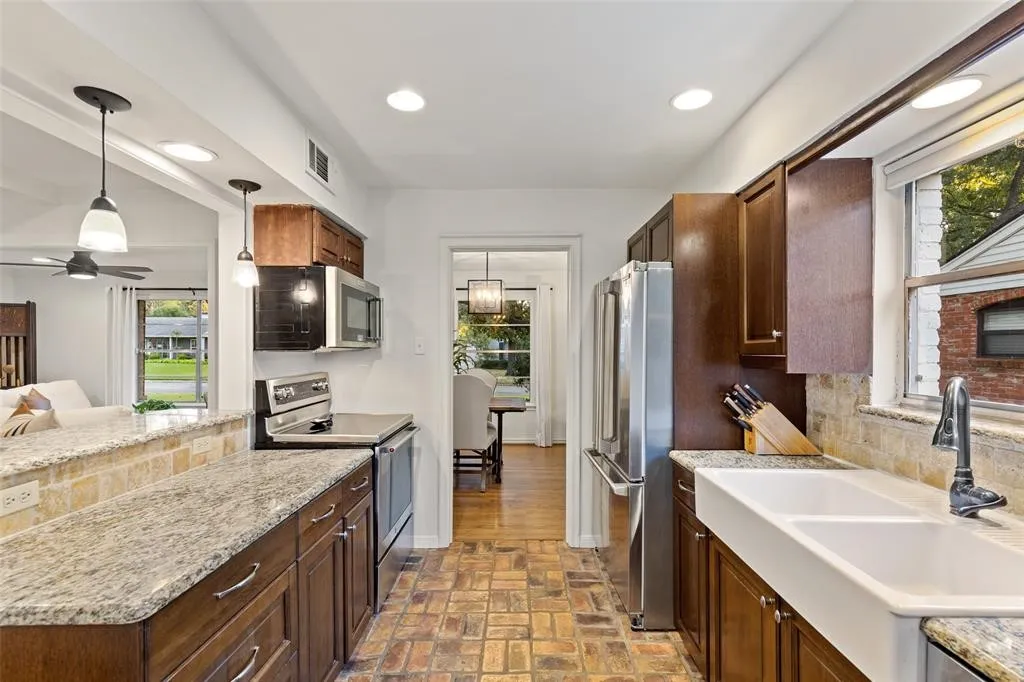 Single Family Residence For Sale in Dallas County , 3625 Ingleside Drive, Dallas, Texas 75229, 3 Bedroom, 2 Bathroom, 2 Garage spaces, 1,699 Sqft, built in 1958, mls#21305856, Real Estate Agent in Dallas, Homes For Sale in Dallas county, Homes For Sale in Dallas, Realtor in Dallas Texas, Real Estate Brokerage Independent Realty Texas, Luminita Cordes Realtor