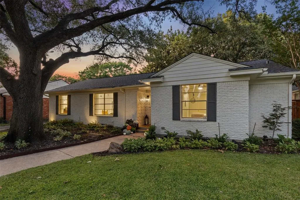 Single Family Residence For Sale in Dallas County , 3625 Ingleside Drive, Dallas, Texas 75229, 3 Bedroom, 2 Bathroom, 2 Garage spaces, 1,699 Sqft, built in 1958, mls#21305856, Real Estate Agent in Dallas, Homes For Sale in Dallas county, Homes For Sale in Dallas, Realtor in Dallas Texas, Real Estate Brokerage Independent Realty Texas, Luminita Cordes Realtor
