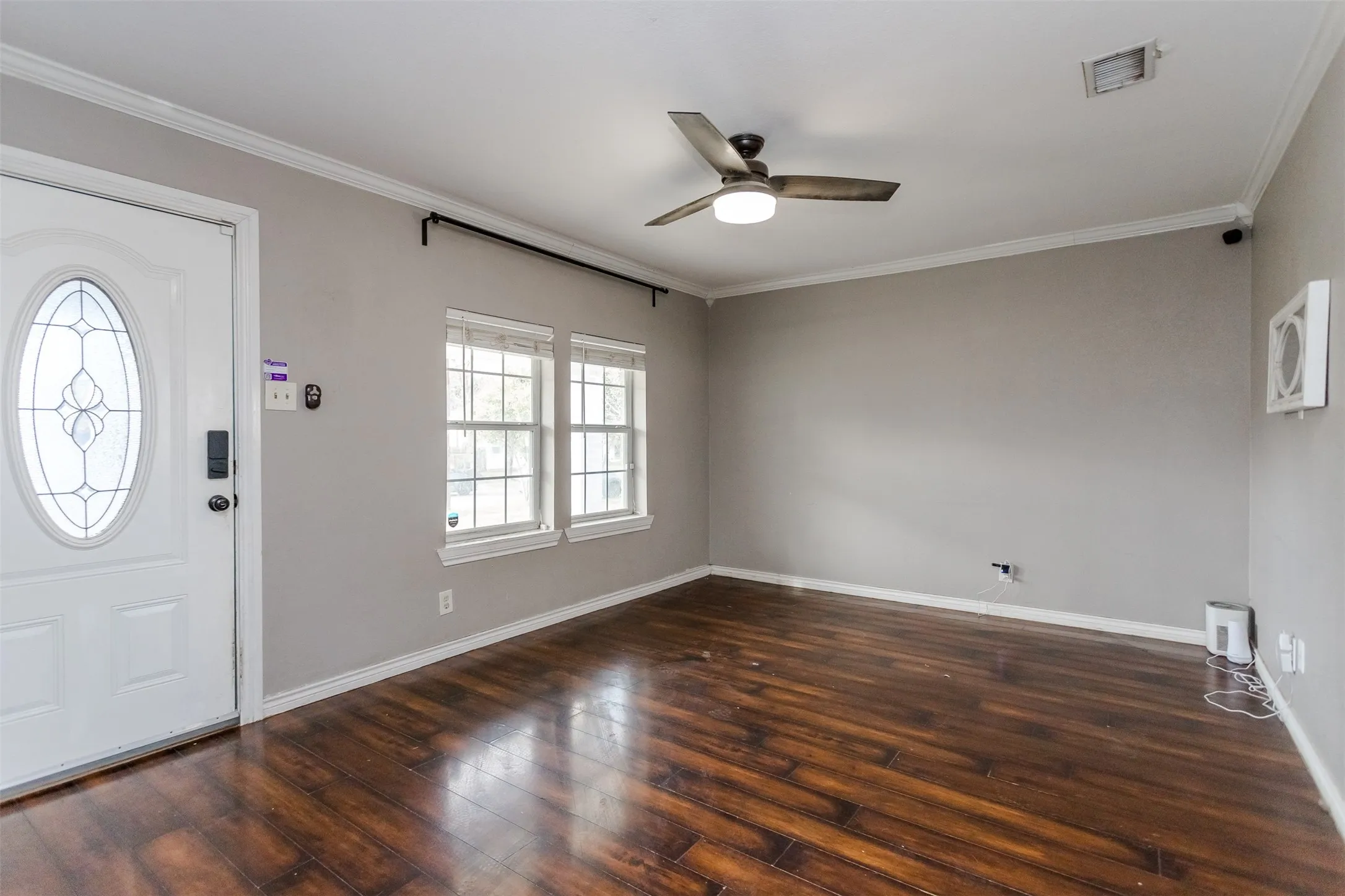 Single Family Residence For Rent in Dallas County , 3212 S Llewellyn Avenue, Dallas, Texas 75224, 2 Bedrooms, 2 Bathrooms, Garage spaces, 1,040 Sqft, built in 1950, Price $1,800, mls#21309668, Real Estate Agent in Dallas, Homes For Rent in Dallas county, Homes For Rent in Dallas, Realtor in Dallas Texas, Real Estate Brokerage Independent Realty Texas, Luminita Cordes Realtor