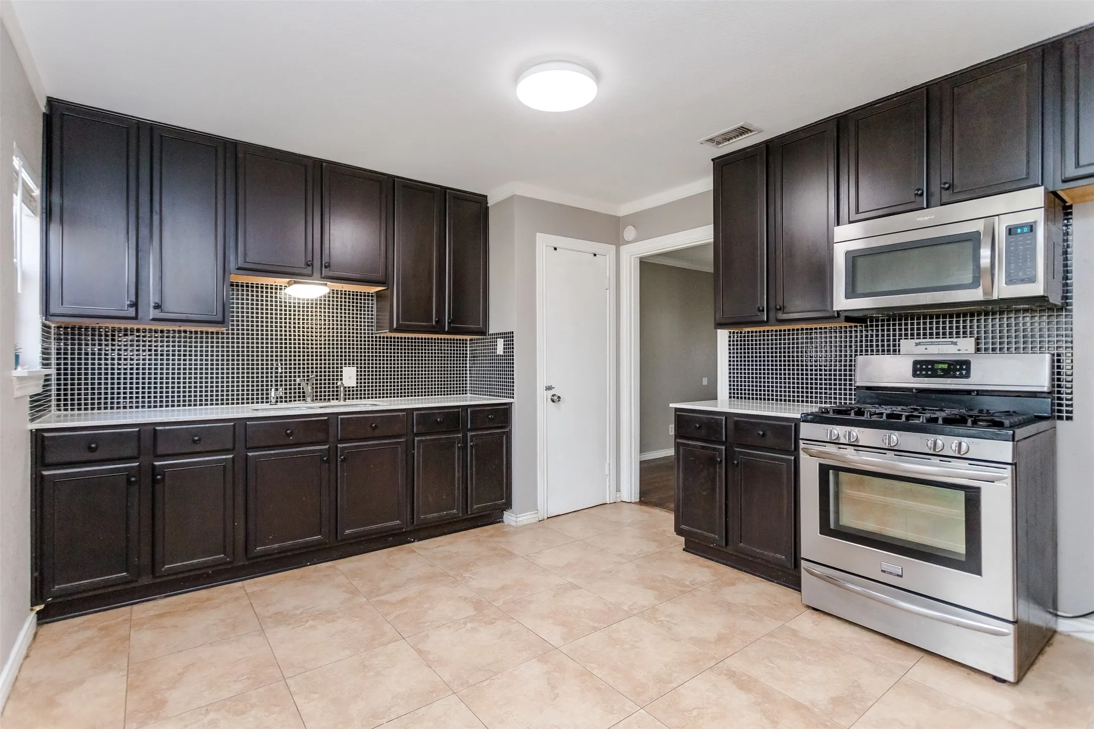 Single Family Residence For Rent in Dallas County , 3212 S Llewellyn Avenue, Dallas, Texas 75224, 2 Bedrooms, 2 Bathrooms, Garage spaces, 1,040 Sqft, built in 1950, Price $1,800, mls#21309668, Real Estate Agent in Dallas, Homes For Rent in Dallas county, Homes For Rent in Dallas, Realtor in Dallas Texas, Real Estate Brokerage Independent Realty Texas, Luminita Cordes Realtor