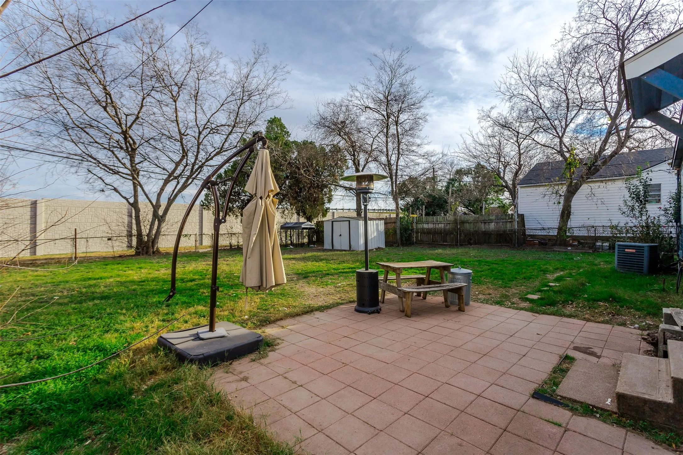 Single Family Residence For Rent in Dallas County , 3212 S Llewellyn Avenue, Dallas, Texas 75224, 2 Bedrooms, 2 Bathrooms, Garage spaces, 1,040 Sqft, built in 1950, Price $1,800, mls#21309668, Real Estate Agent in Dallas, Homes For Rent in Dallas county, Homes For Rent in Dallas, Realtor in Dallas Texas, Real Estate Brokerage Independent Realty Texas, Luminita Cordes Realtor