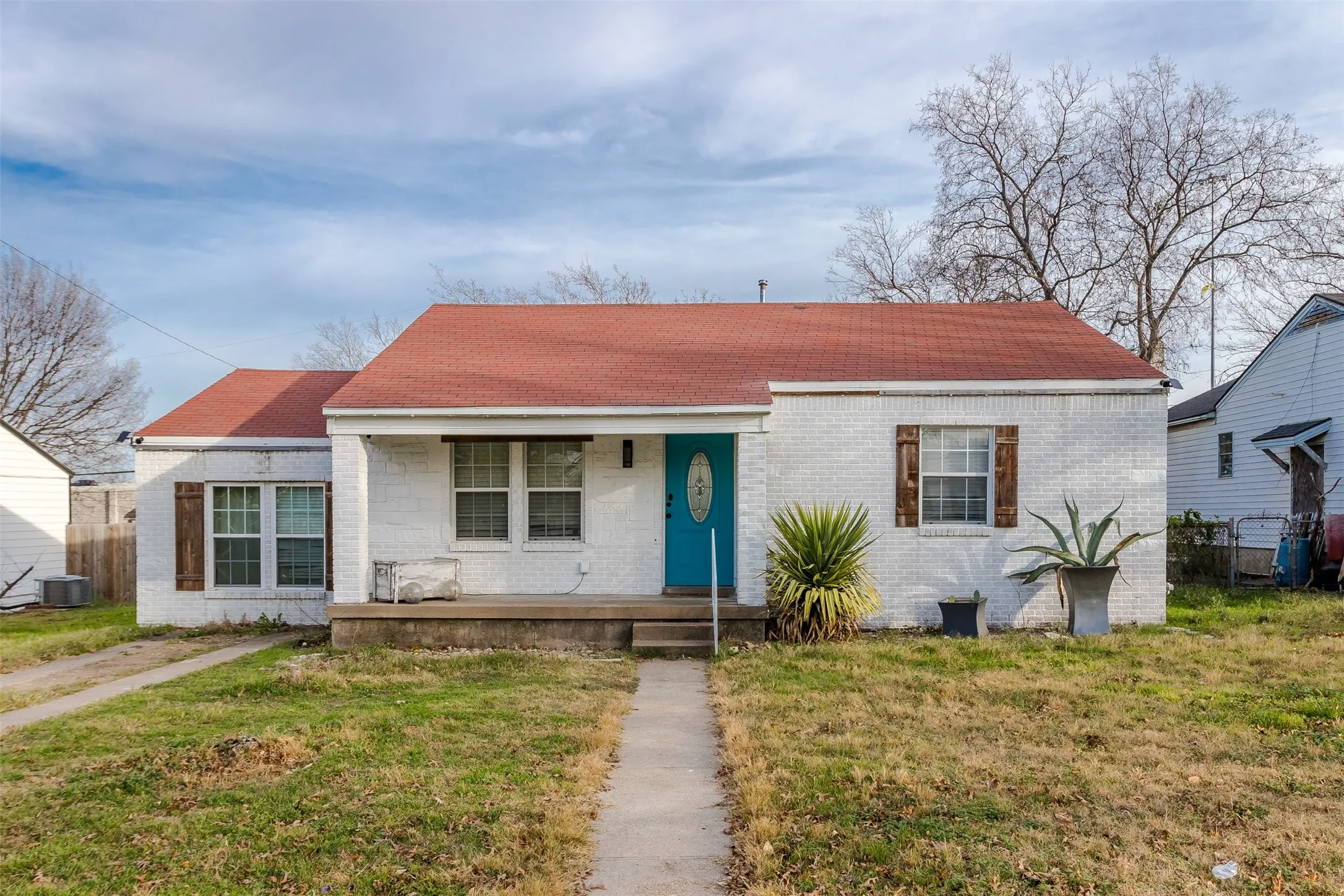 Single Family Residence For Rent in Dallas County , 3212 S Llewellyn Avenue, Dallas, Texas 75224, 2 Bedrooms, 2 Bathrooms, Garage spaces, 1,040 Sqft, built in 1950, Price $1,800, mls#21309668, Real Estate Agent in Dallas, Homes For Rent in Dallas county, Homes For Rent in Dallas, Realtor in Dallas Texas, Real Estate Brokerage Independent Realty Texas, Luminita Cordes Realtor