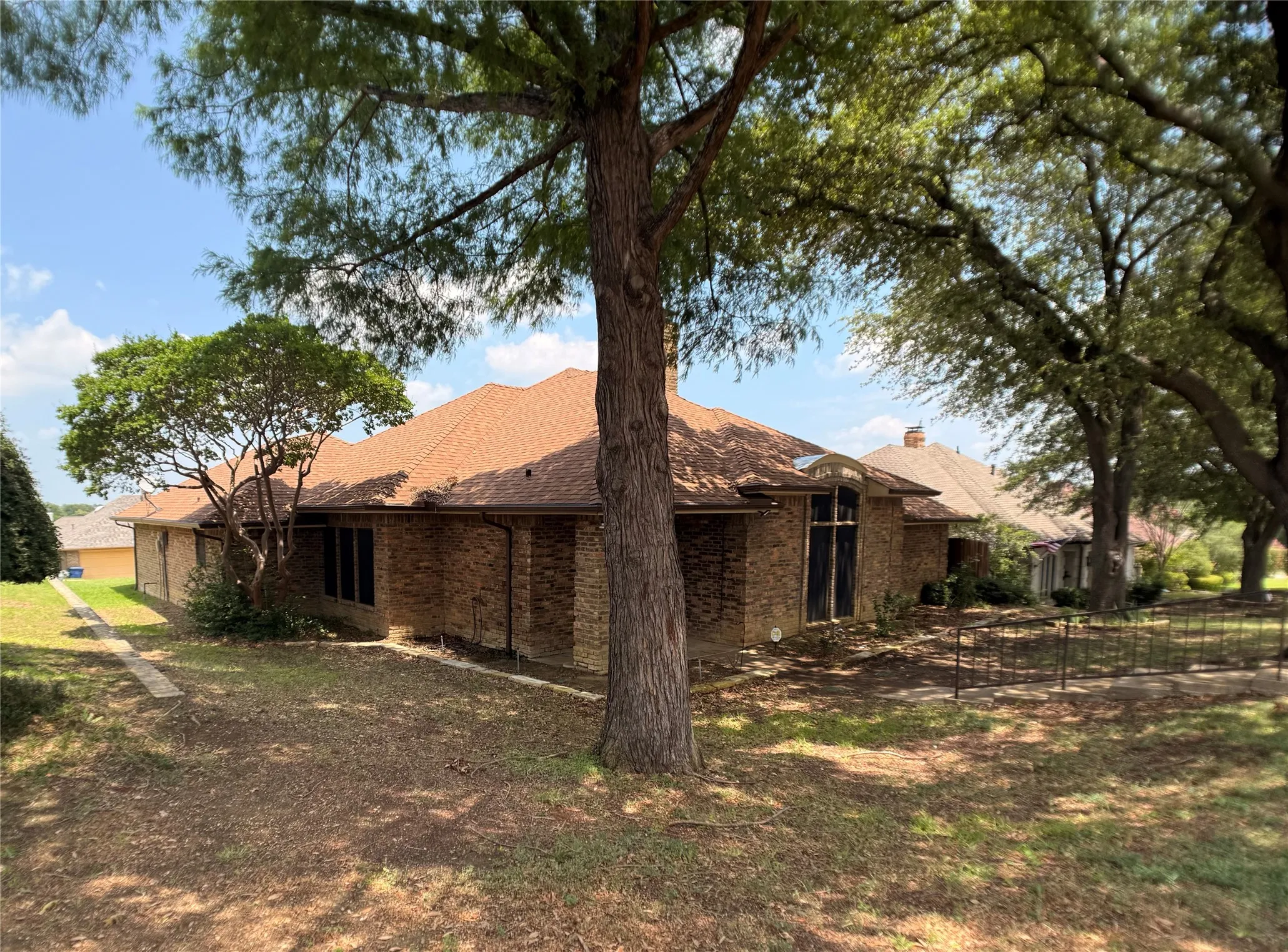 Single Family Residence For Sale in Dallas County , 2806 Harpers Ferry Lane, Garland, Texas 75043, 3 Bedroom, 3 Bathroom, 2 Garage spaces, 2,433 Sqft, built in 1981, mls#21309566, Real Estate Agent in Garland, Homes For Sale in Dallas county, Homes For Sale in Garland, Realtor in Garland Texas, Real Estate Brokerage Independent Realty Texas, Luminita Cordes Realtor