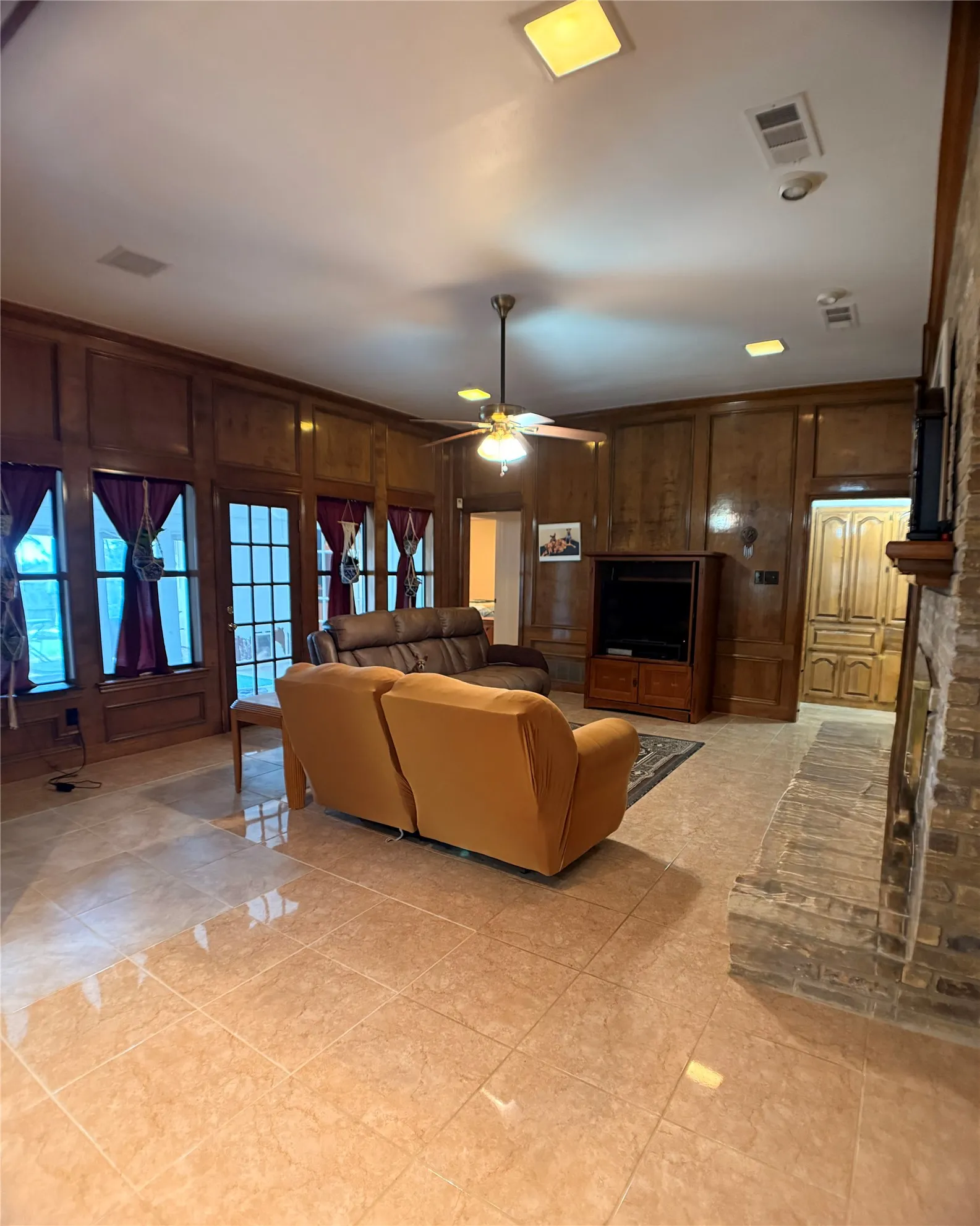 Single Family Residence For Sale in Dallas County , 2806 Harpers Ferry Lane, Garland, Texas 75043, 3 Bedroom, 3 Bathroom, 2 Garage spaces, 2,433 Sqft, built in 1981, mls#21309566, Real Estate Agent in Garland, Homes For Sale in Dallas county, Homes For Sale in Garland, Realtor in Garland Texas, Real Estate Brokerage Independent Realty Texas, Luminita Cordes Realtor