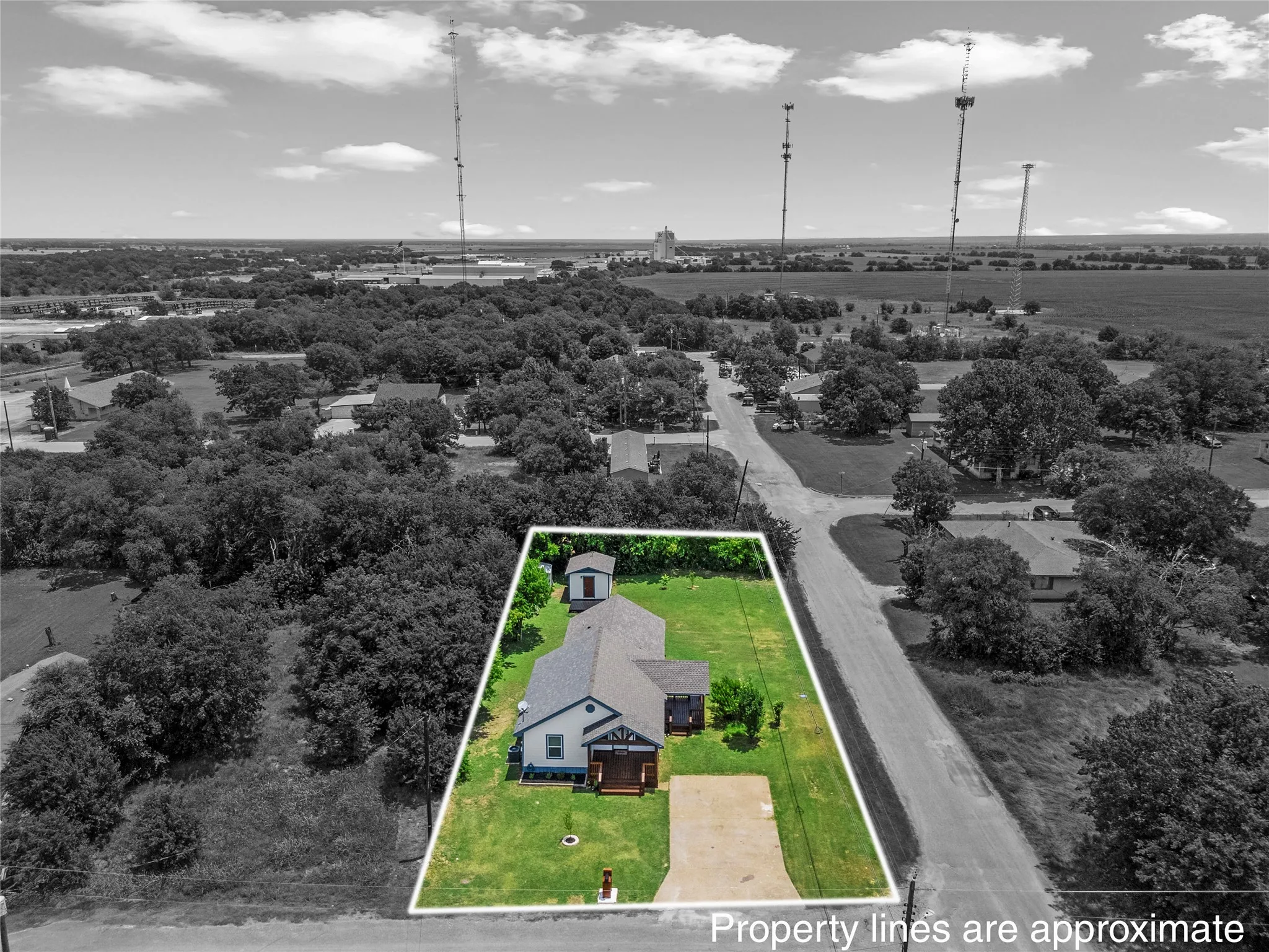 Single Family Residence For Sale in Mc Lennan County , 122 Rogers Street, Mc Gregor, Texas 76657, 3 Bedroom, 2 Bathroom, Garage spaces, 1,340 Sqft, built in 1935, mls#21308756, Real Estate Agent in Mc Gregor, Homes For Sale in Mc Lennan county, Homes For Sale in Mc Gregor, Realtor in Mc Gregor Texas, Real Estate Brokerage Independent Realty Texas, Luminita Cordes Realtor