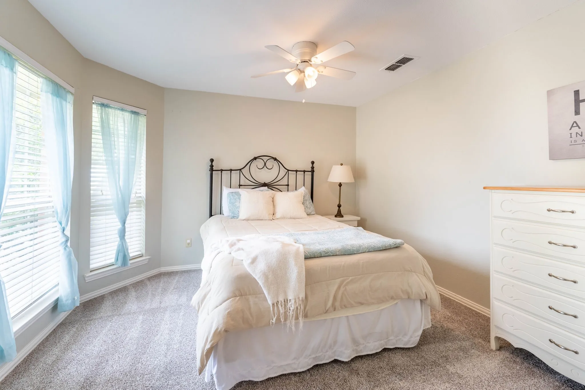 Single Family Residence For Sale in Rockwall County , 1590 N Hills Drive, Rockwall, Texas 75087, 5 Bedroom, 3 Bathroom, 2 Garage spaces, 2,786 Sqft, built in 1989, mls#21309683, Real Estate Agent in Rockwall, Homes For Sale in Rockwall county, Homes For Sale in Rockwall, Realtor in Rockwall Texas, Real Estate Brokerage Independent Realty Texas, Luminita Cordes Realtor