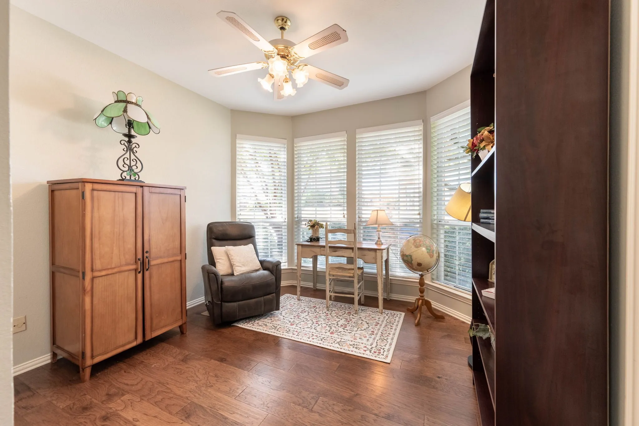 Single Family Residence For Sale in Rockwall County , 1590 N Hills Drive, Rockwall, Texas 75087, 5 Bedroom, 3 Bathroom, 2 Garage spaces, 2,786 Sqft, built in 1989, mls#21309683, Real Estate Agent in Rockwall, Homes For Sale in Rockwall county, Homes For Sale in Rockwall, Realtor in Rockwall Texas, Real Estate Brokerage Independent Realty Texas, Luminita Cordes Realtor
