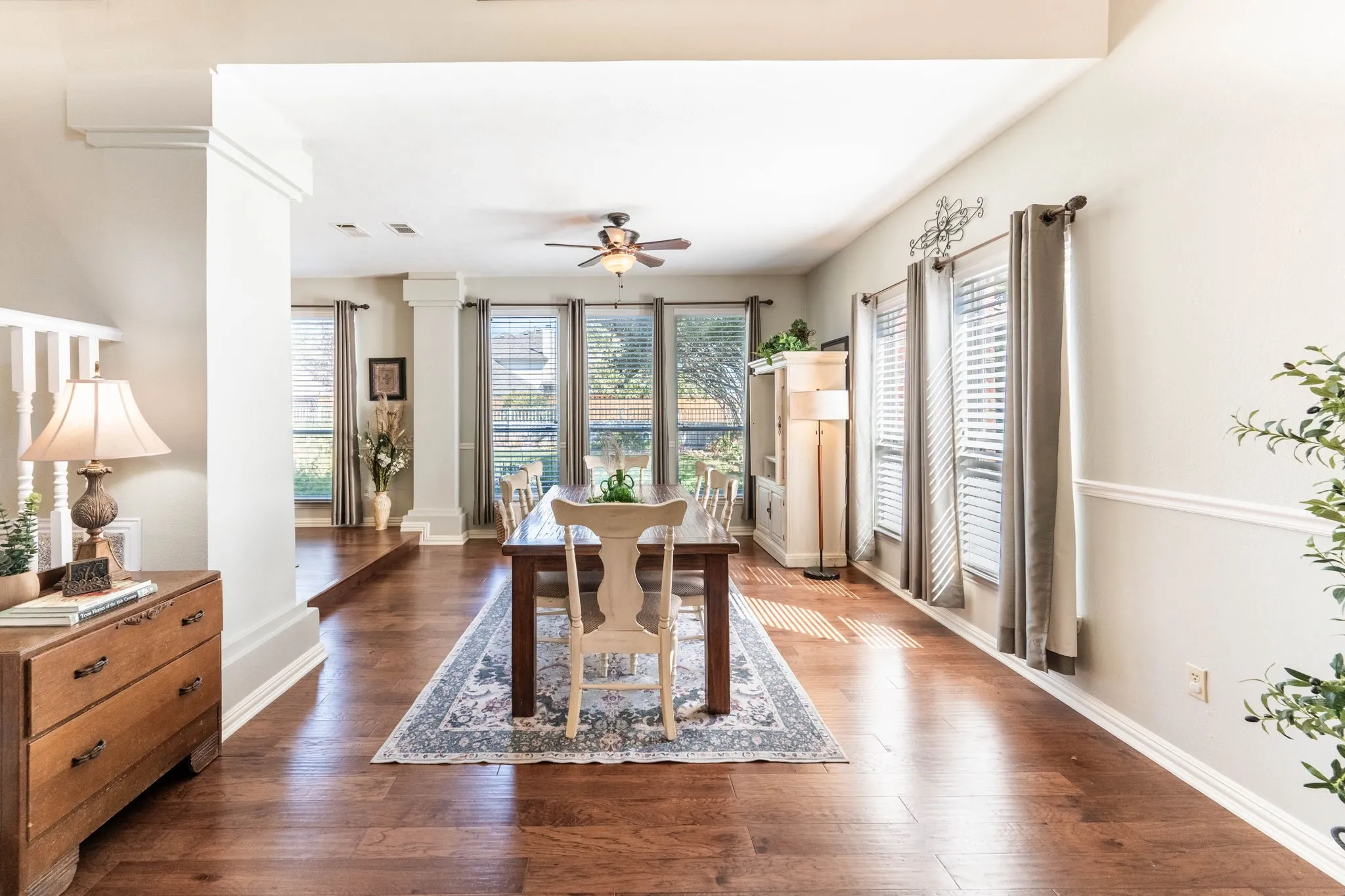 Single Family Residence For Sale in Rockwall County , 1590 N Hills Drive, Rockwall, Texas 75087, 5 Bedroom, 3 Bathroom, 2 Garage spaces, 2,786 Sqft, built in 1989, mls#21309683, Real Estate Agent in Rockwall, Homes For Sale in Rockwall county, Homes For Sale in Rockwall, Realtor in Rockwall Texas, Real Estate Brokerage Independent Realty Texas, Luminita Cordes Realtor