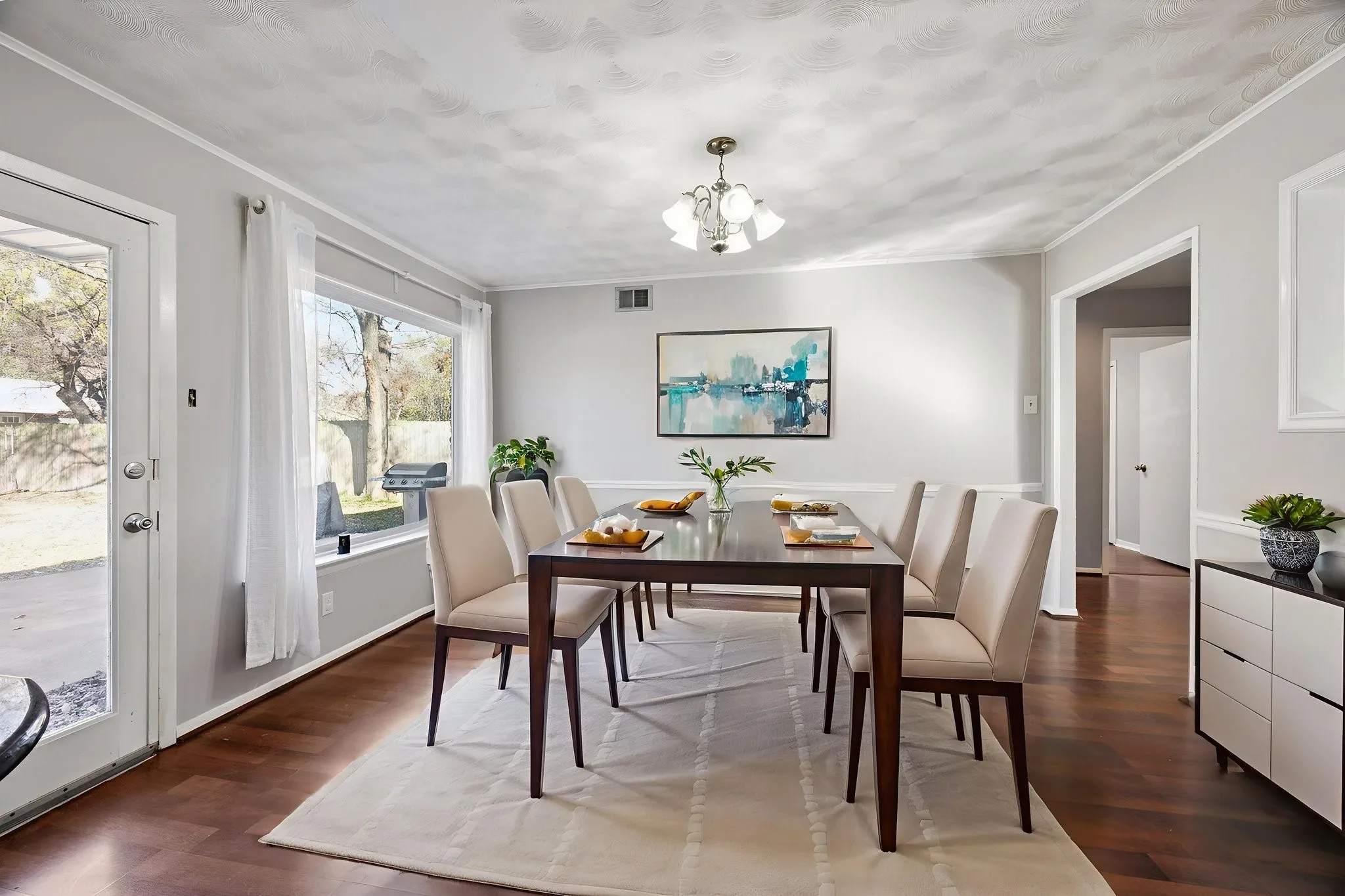 Virtually staged dining room