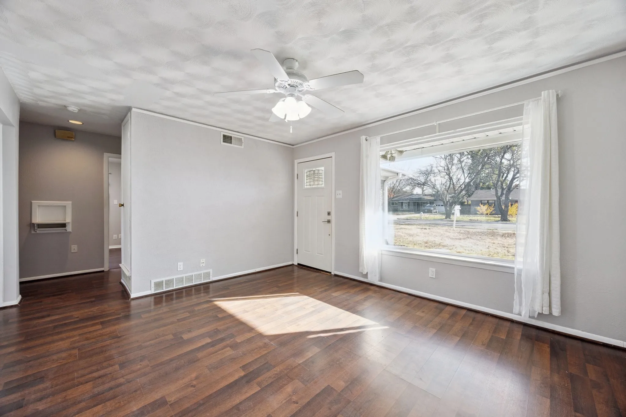 Single Family Residence For Sale in Dallas County , 613 La Salle Drive, Richardson, Texas 75081, 3 Bedroom, 2 Bathroom, 1 Garage spaces, 1,138 Sqft, built in 1960, mls#21309709, Real Estate Agent in Richardson, Homes For Sale in Dallas county, Homes For Sale in Richardson, Realtor in Richardson Texas, Real Estate Brokerage Independent Realty Texas, Luminita Cordes Realtor