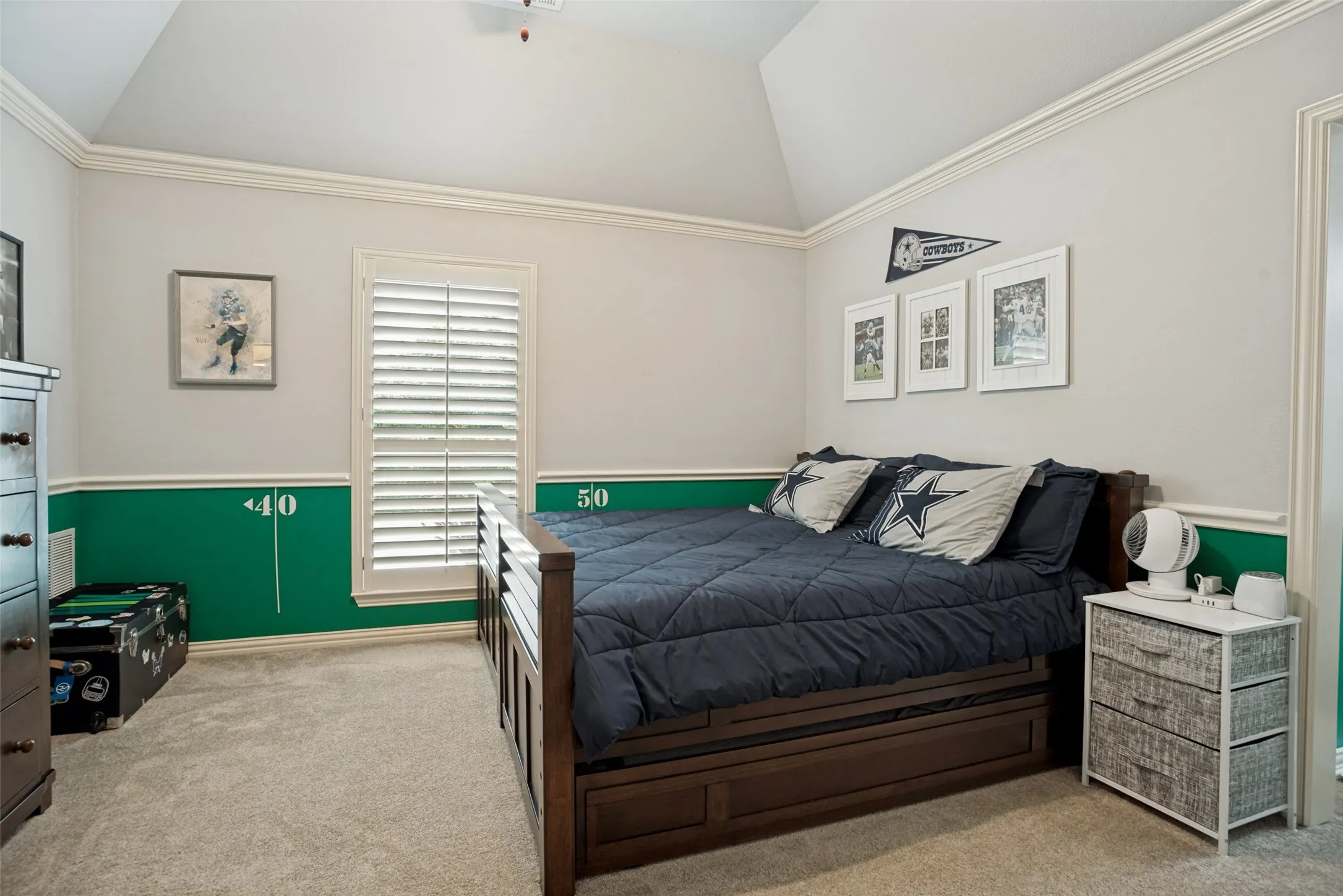Jack and Jill bedroom with walk-in closet
