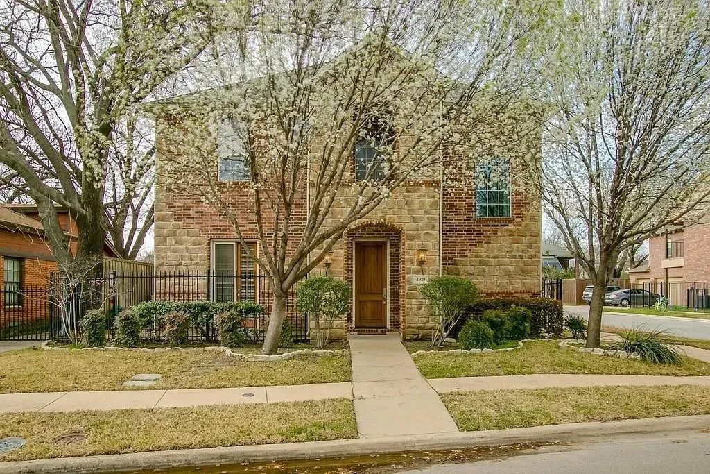 Single Family Residence For Rent in Dallas County , 4929 Homer Street, Dallas, Texas 75206, 3 Bedroom, 3 Bathroom, 2 Garage spaces, 2,541 Sqft, built in 2006, mls#21308942, Real Estate Agent in Dallas, Homes For Rent in Dallas county, Homes For Rent in Dallas, Realtor in Dallas Texas, Real Estate Brokerage Independent Realty Texas, Luminita Cordes Realtor