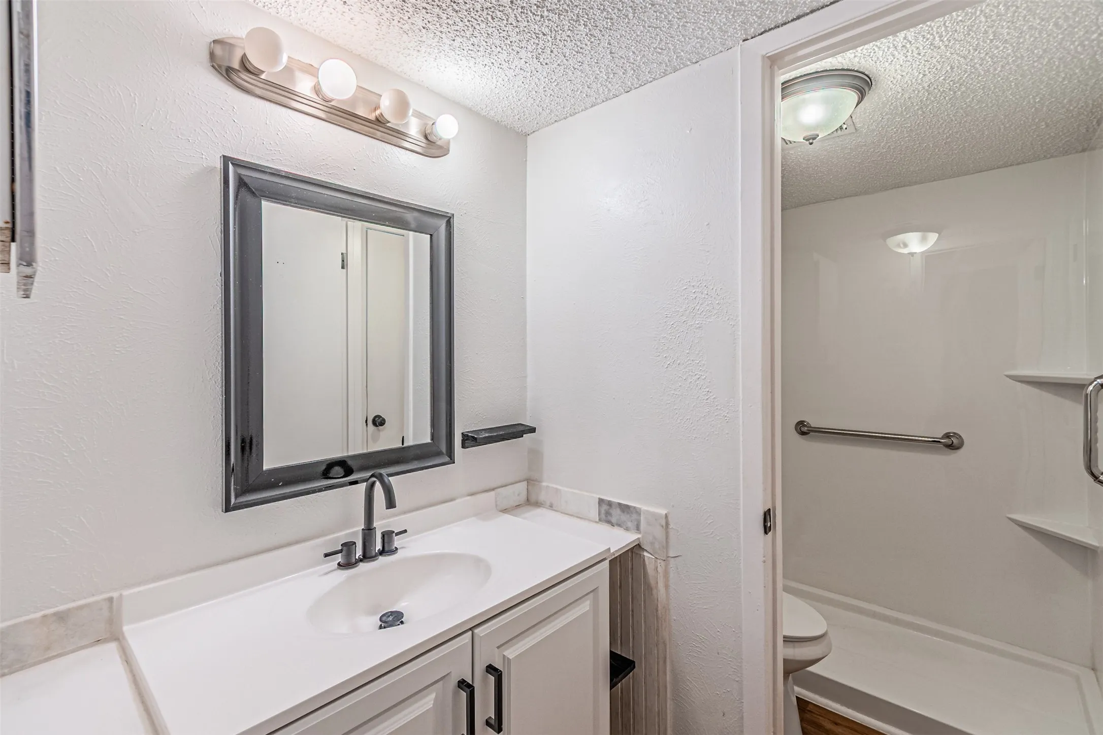 Condominium For Sale in Dallas County , 4643 Country Creek Drive 1090, Dallas, Texas 75236, 2 Bedroom, 2 Bathroom, Garage spaces, 1,046 Sqft, built in 1974, mls#21309757, Real Estate Agent in Dallas, Homes For Sale in Dallas county, Homes For Sale in Dallas, Realtor in Dallas Texas, Real Estate Brokerage Independent Realty Texas, Luminita Cordes Realtor