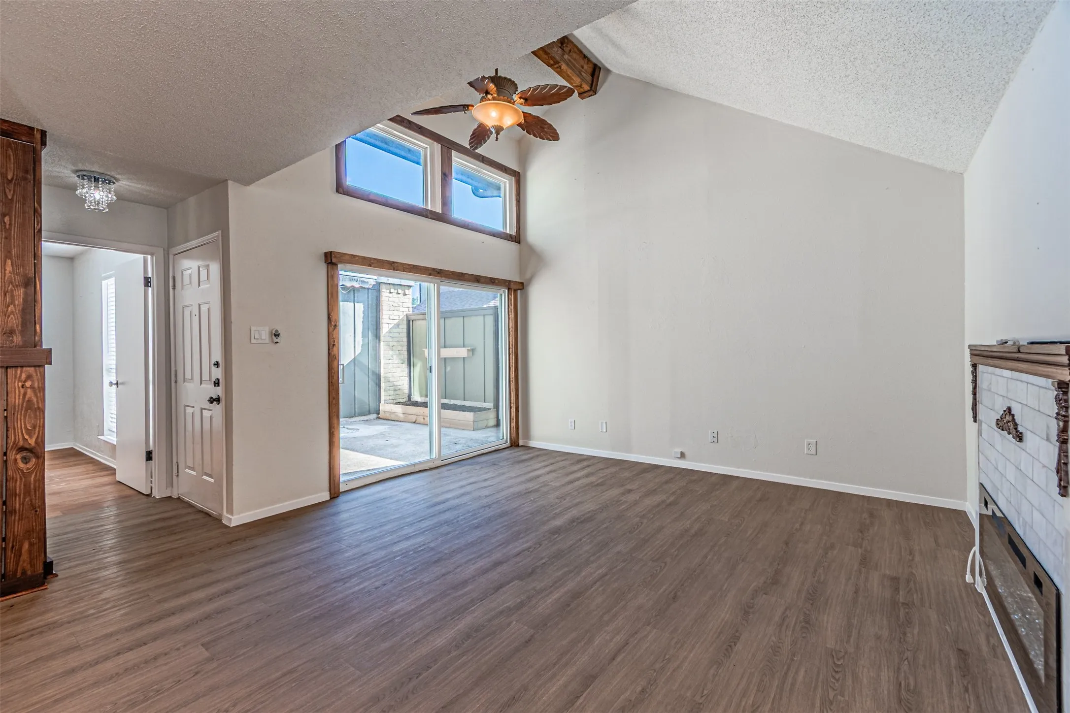 Condominium For Sale in Dallas County , 4643 Country Creek Drive 1090, Dallas, Texas 75236, 2 Bedroom, 2 Bathroom, Garage spaces, 1,046 Sqft, built in 1974, mls#21309757, Real Estate Agent in Dallas, Homes For Sale in Dallas county, Homes For Sale in Dallas, Realtor in Dallas Texas, Real Estate Brokerage Independent Realty Texas, Luminita Cordes Realtor
