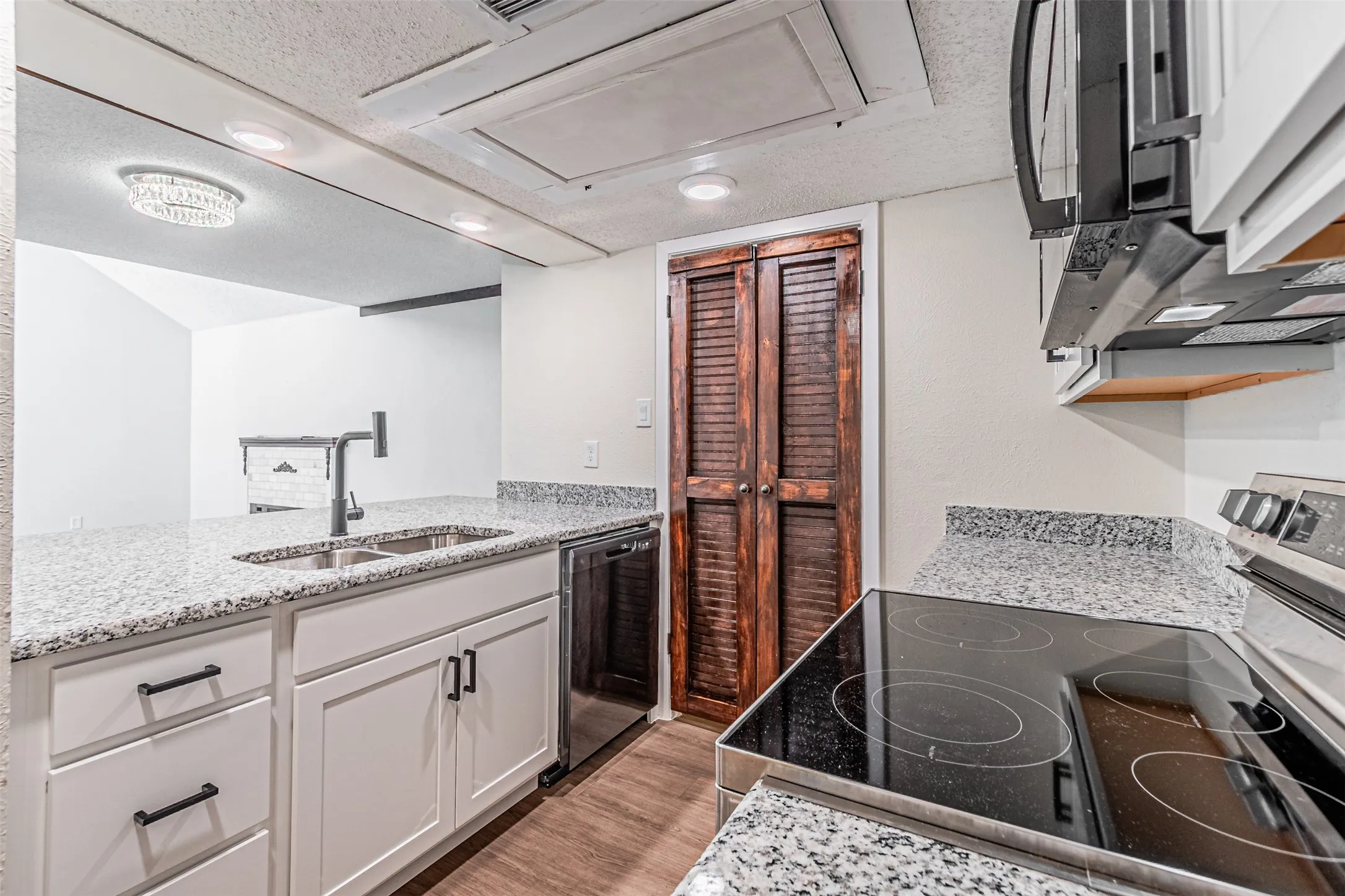 Condominium For Sale in Dallas County , 4643 Country Creek Drive 1090, Dallas, Texas 75236, 2 Bedroom, 2 Bathroom, Garage spaces, 1,046 Sqft, built in 1974, mls#21309757, Real Estate Agent in Dallas, Homes For Sale in Dallas county, Homes For Sale in Dallas, Realtor in Dallas Texas, Real Estate Brokerage Independent Realty Texas, Luminita Cordes Realtor