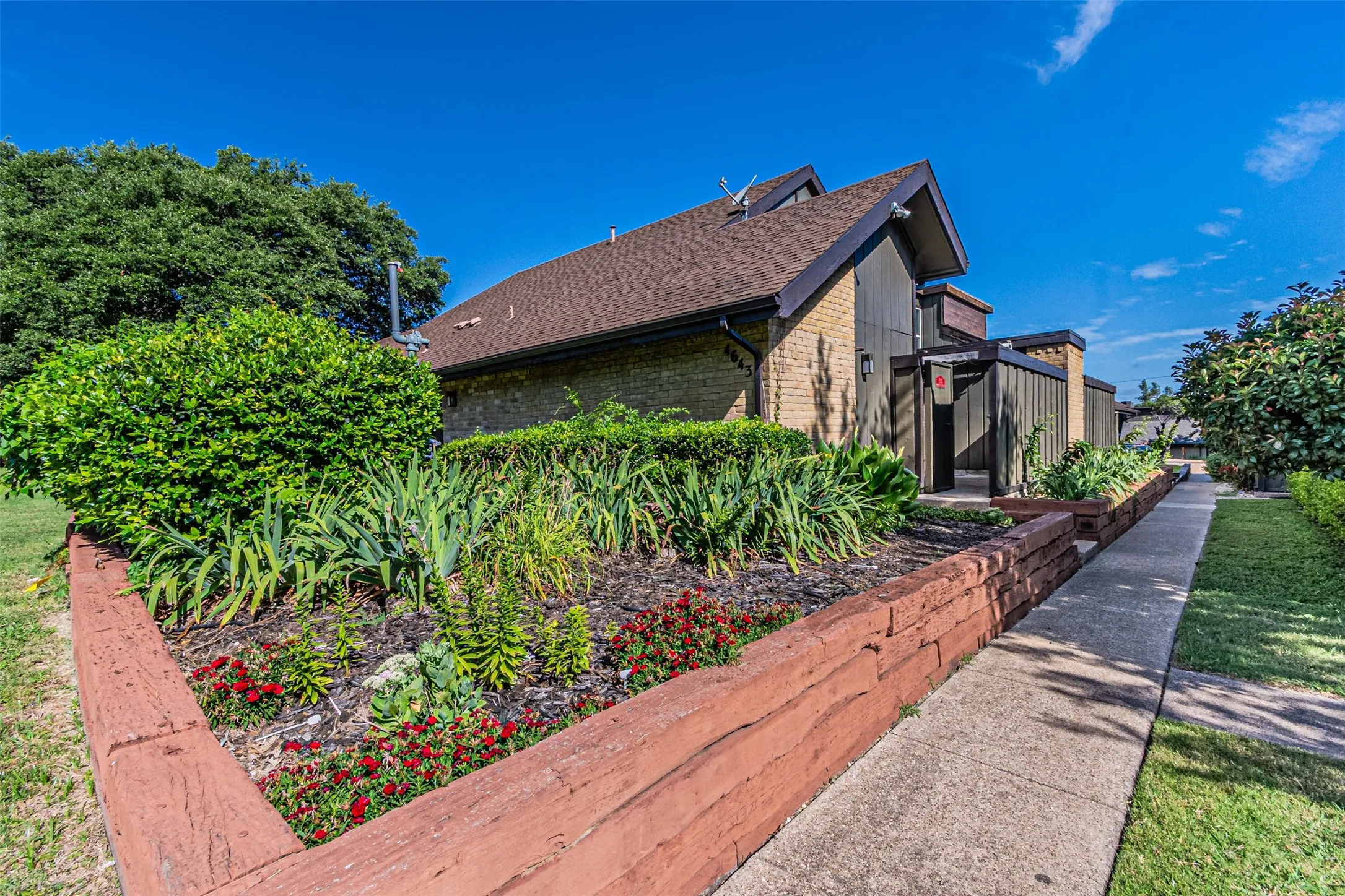 Condominium For Sale in Dallas County , 4643 Country Creek Drive 1090, Dallas, Texas 75236, 2 Bedroom, 2 Bathroom, Garage spaces, 1,046 Sqft, built in 1974, mls#21309757, Real Estate Agent in Dallas, Homes For Sale in Dallas county, Homes For Sale in Dallas, Realtor in Dallas Texas, Real Estate Brokerage Independent Realty Texas, Luminita Cordes Realtor