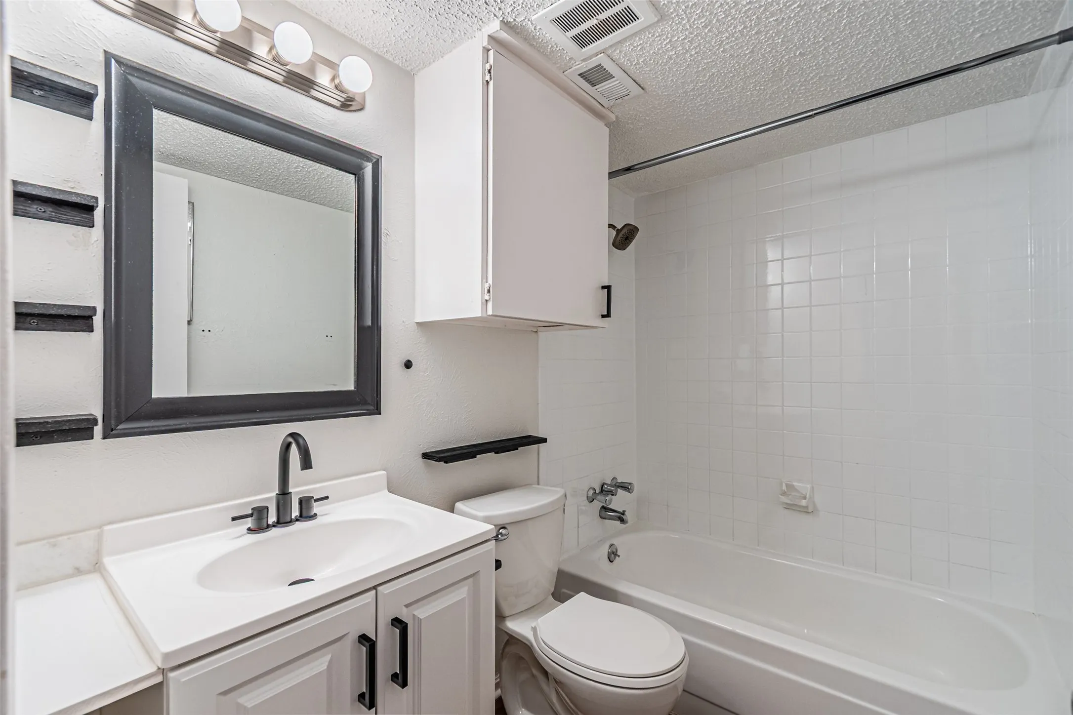 Condominium For Sale in Dallas County , 4643 Country Creek Drive 1090, Dallas, Texas 75236, 2 Bedroom, 2 Bathroom, Garage spaces, 1,046 Sqft, built in 1974, mls#21309757, Real Estate Agent in Dallas, Homes For Sale in Dallas county, Homes For Sale in Dallas, Realtor in Dallas Texas, Real Estate Brokerage Independent Realty Texas, Luminita Cordes Realtor