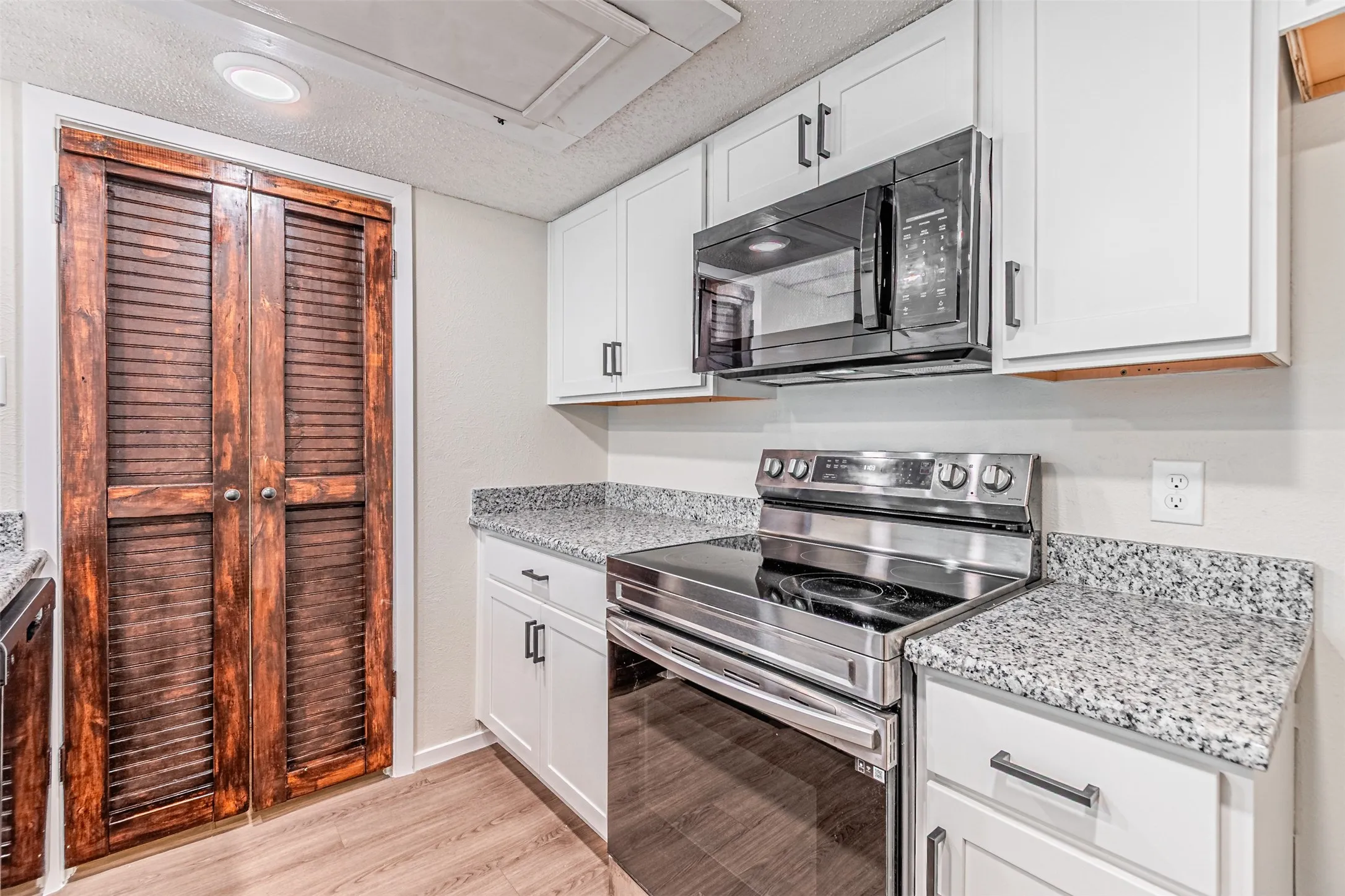 Condominium For Sale in Dallas County , 4643 Country Creek Drive 1090, Dallas, Texas 75236, 2 Bedroom, 2 Bathroom, Garage spaces, 1,046 Sqft, built in 1974, mls#21309757, Real Estate Agent in Dallas, Homes For Sale in Dallas county, Homes For Sale in Dallas, Realtor in Dallas Texas, Real Estate Brokerage Independent Realty Texas, Luminita Cordes Realtor