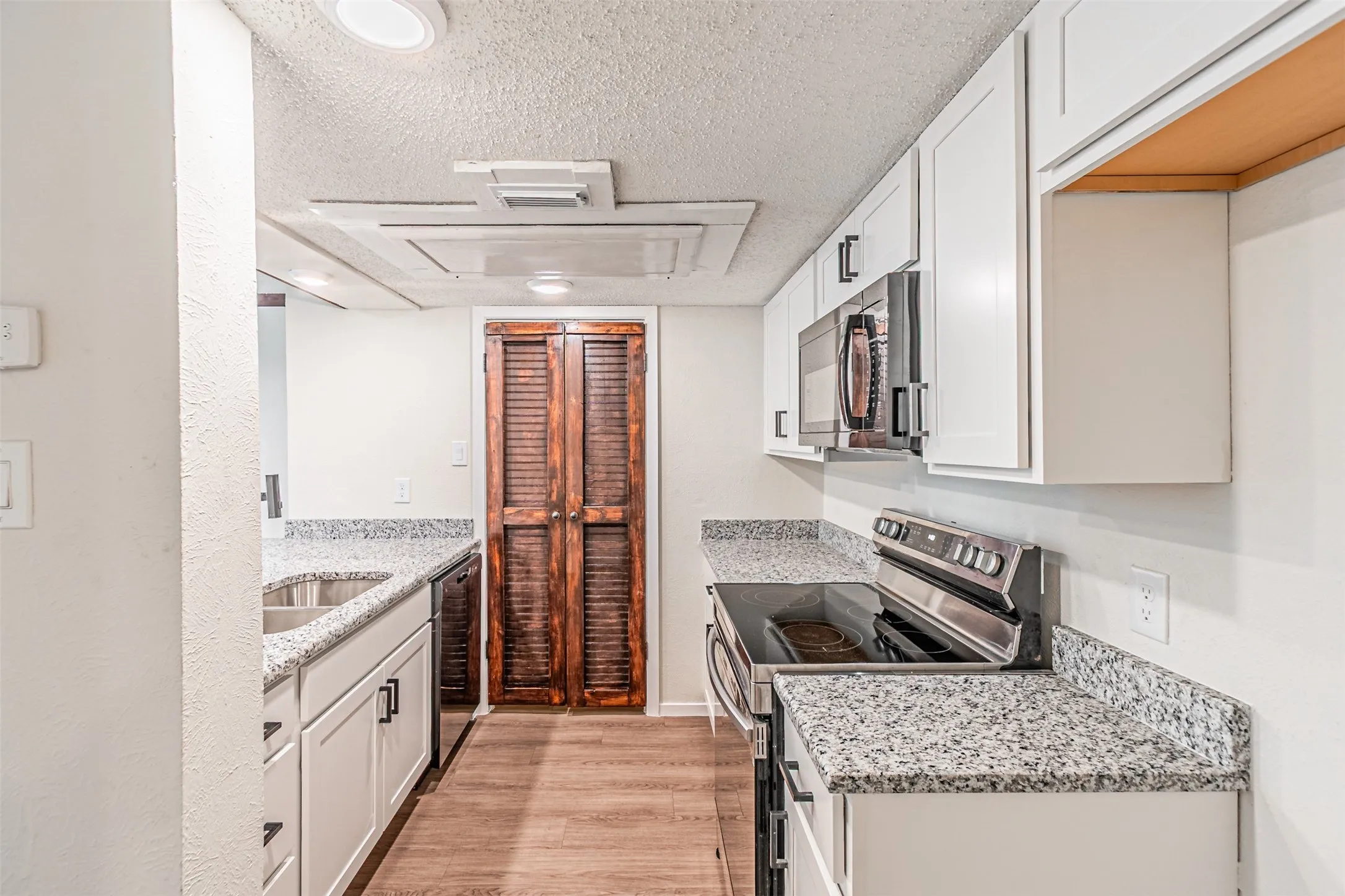 Condominium For Sale in Dallas County , 4643 Country Creek Drive 1090, Dallas, Texas 75236, 2 Bedroom, 2 Bathroom, Garage spaces, 1,046 Sqft, built in 1974, mls#21309757, Real Estate Agent in Dallas, Homes For Sale in Dallas county, Homes For Sale in Dallas, Realtor in Dallas Texas, Real Estate Brokerage Independent Realty Texas, Luminita Cordes Realtor