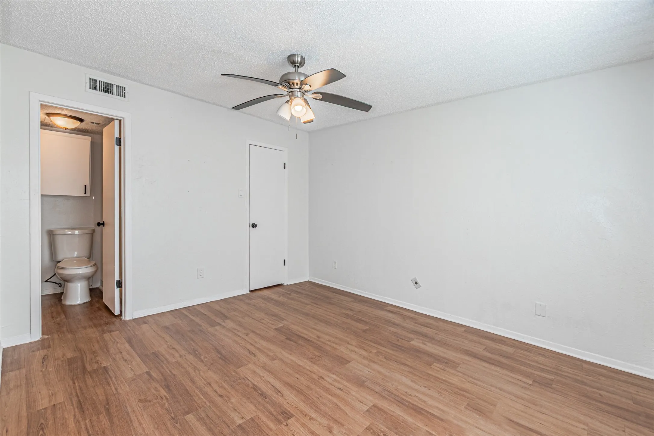 Condominium For Sale in Dallas County , 4643 Country Creek Drive 1090, Dallas, Texas 75236, 2 Bedroom, 2 Bathroom, Garage spaces, 1,046 Sqft, built in 1974, mls#21309757, Real Estate Agent in Dallas, Homes For Sale in Dallas county, Homes For Sale in Dallas, Realtor in Dallas Texas, Real Estate Brokerage Independent Realty Texas, Luminita Cordes Realtor