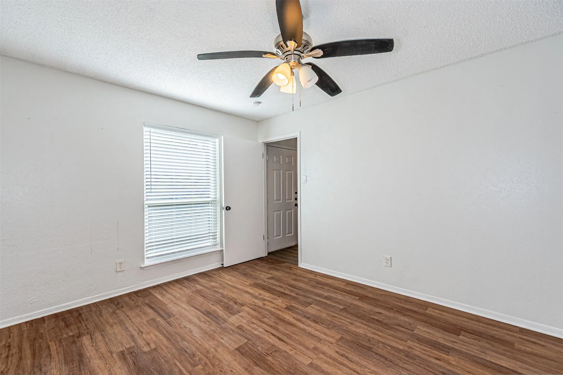 Condominium For Sale in Dallas County , 4643 Country Creek Drive 1090, Dallas, Texas 75236, 2 Bedroom, 2 Bathroom, Garage spaces, 1,046 Sqft, built in 1974, mls#21309757, Real Estate Agent in Dallas, Homes For Sale in Dallas county, Homes For Sale in Dallas, Realtor in Dallas Texas, Real Estate Brokerage Independent Realty Texas, Luminita Cordes Realtor