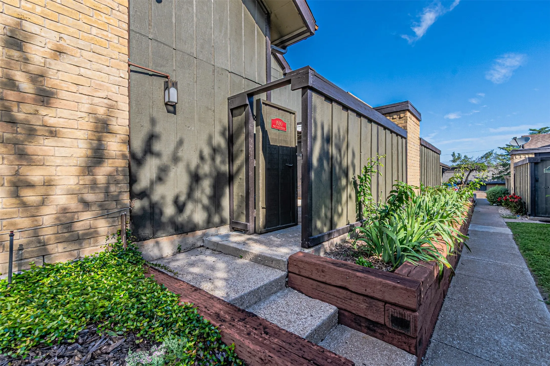 Condominium For Sale in Dallas County , 4643 Country Creek Drive 1090, Dallas, Texas 75236, 2 Bedroom, 2 Bathroom, Garage spaces, 1,046 Sqft, built in 1974, mls#21309757, Real Estate Agent in Dallas, Homes For Sale in Dallas county, Homes For Sale in Dallas, Realtor in Dallas Texas, Real Estate Brokerage Independent Realty Texas, Luminita Cordes Realtor