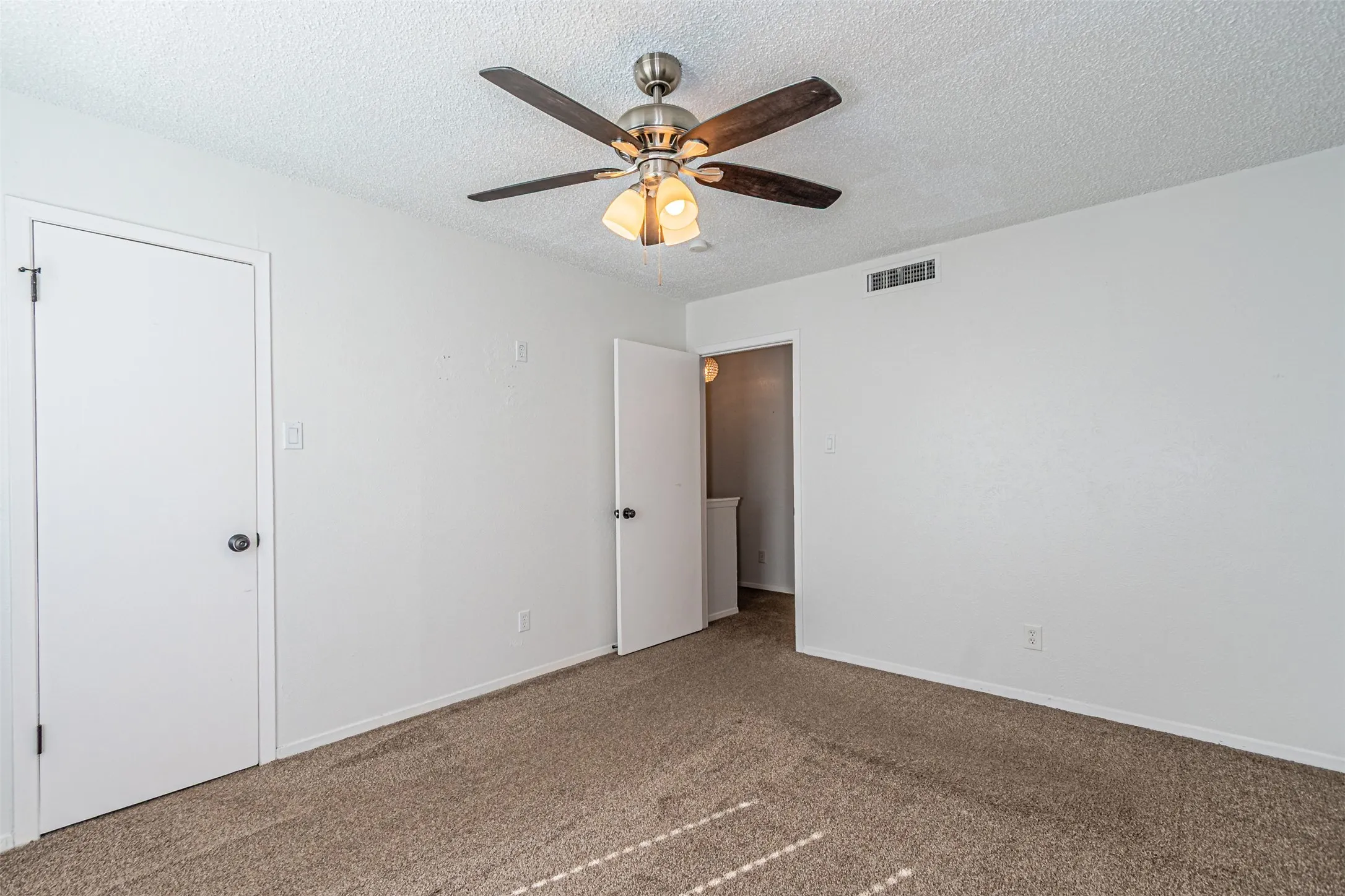 Condominium For Sale in Dallas County , 4643 Country Creek Drive 1090, Dallas, Texas 75236, 2 Bedroom, 2 Bathroom, Garage spaces, 1,046 Sqft, built in 1974, mls#21309757, Real Estate Agent in Dallas, Homes For Sale in Dallas county, Homes For Sale in Dallas, Realtor in Dallas Texas, Real Estate Brokerage Independent Realty Texas, Luminita Cordes Realtor